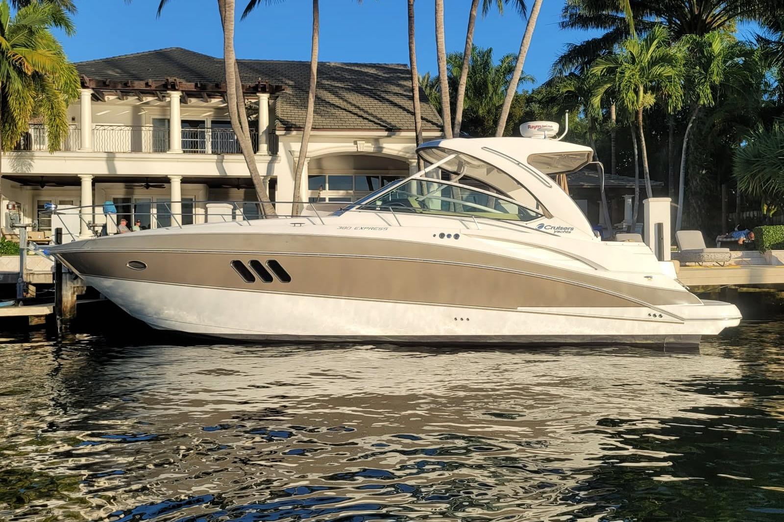 2014 Cruisers Yachts 380 Express