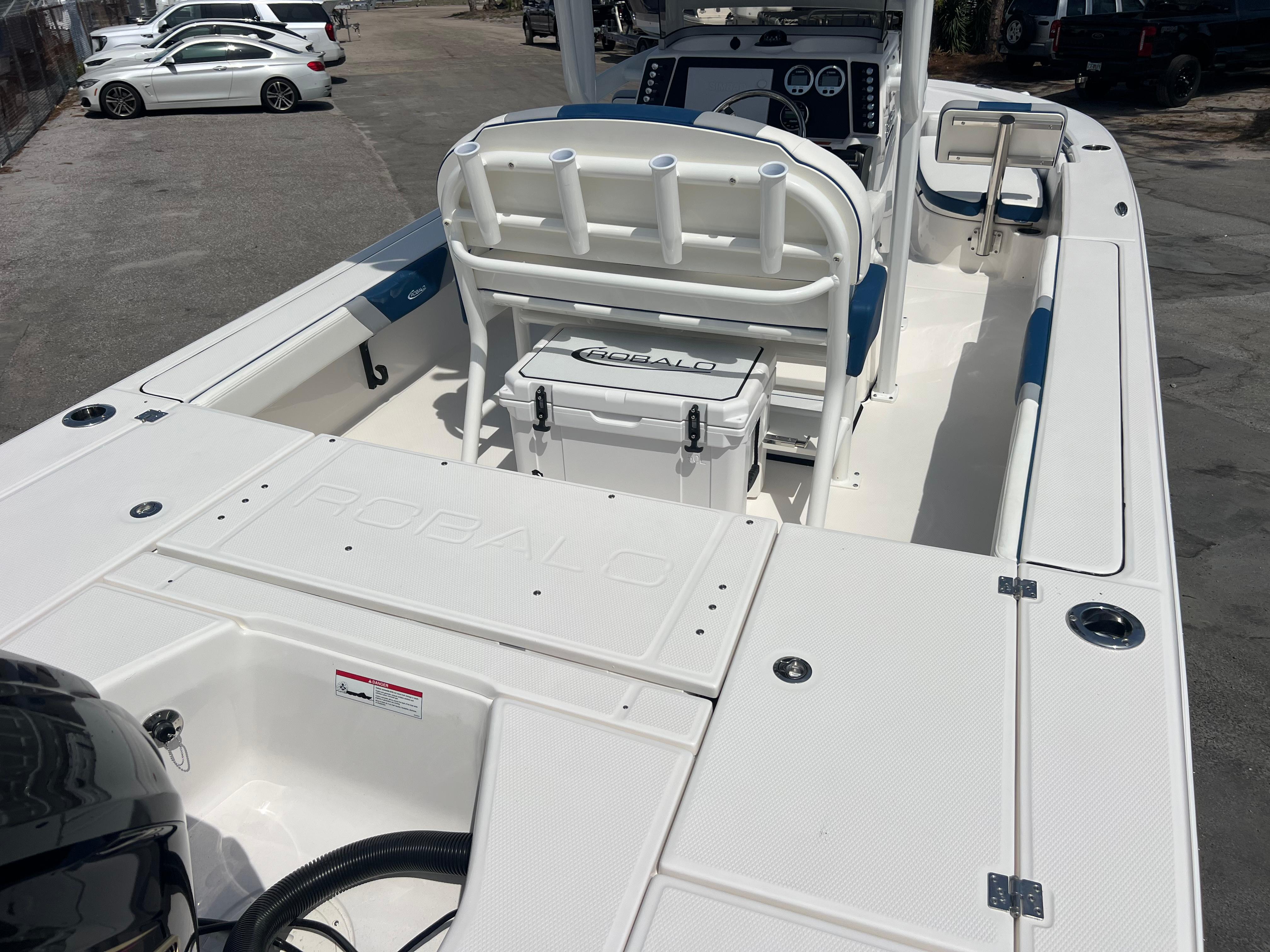 2025-robalo-226-cayman-power-9820038-20250529133241136-1_XLARGE