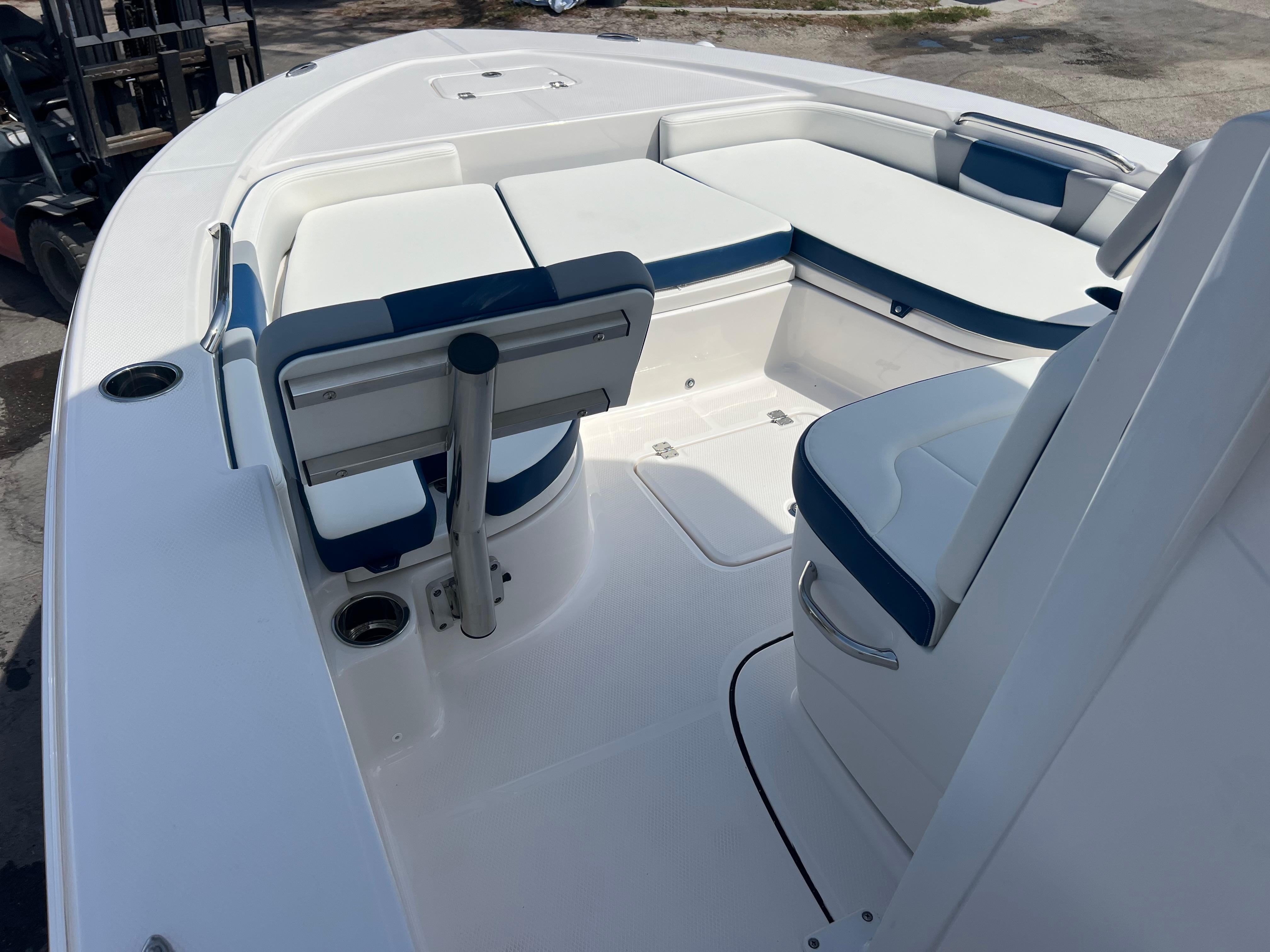 2025-robalo-226-cayman-power-9820038-20250529133302557-1_XLARGE