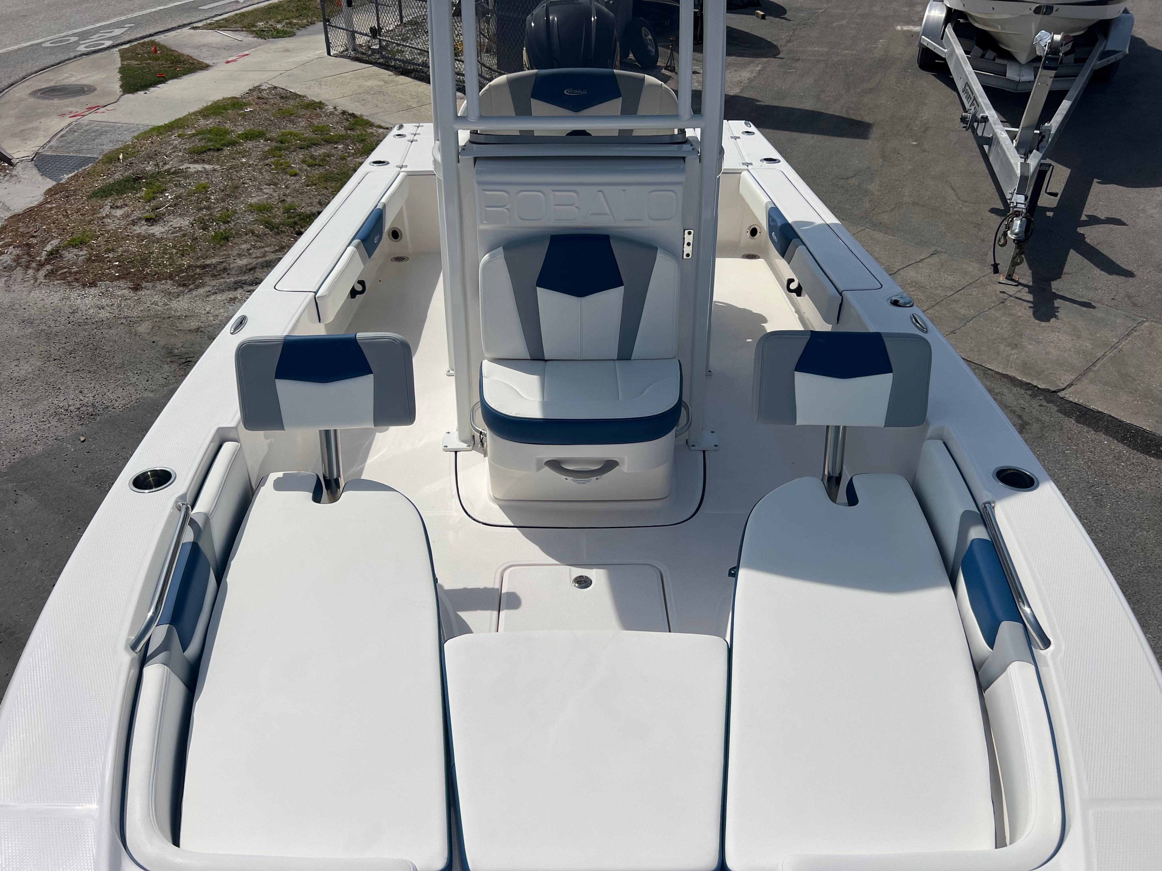 2025-robalo-226-cayman-power-9820038-20250529133312255-1_XLARGE