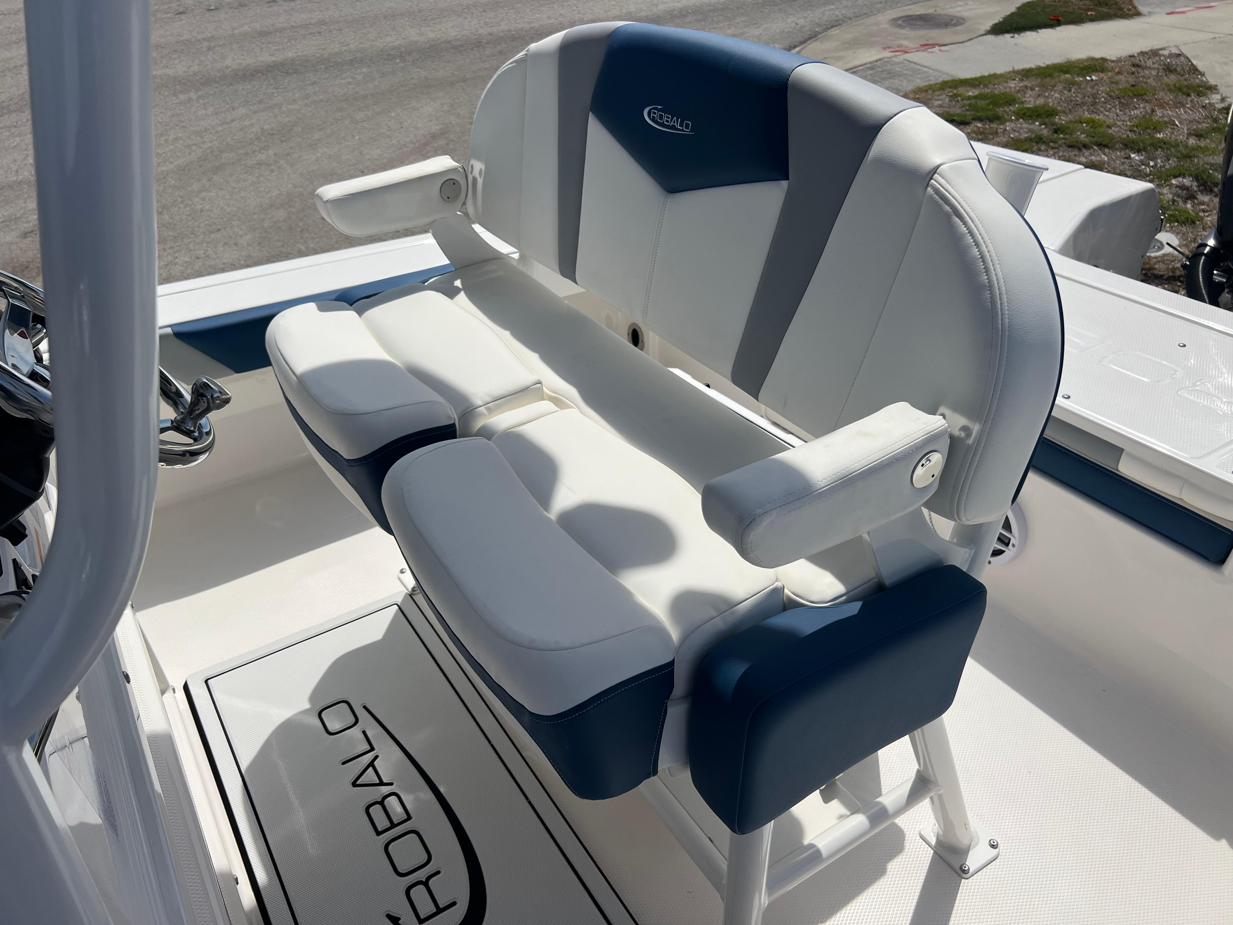 2025-robalo-226-cayman-power-9820038-20250529133321999-1_XLARGE