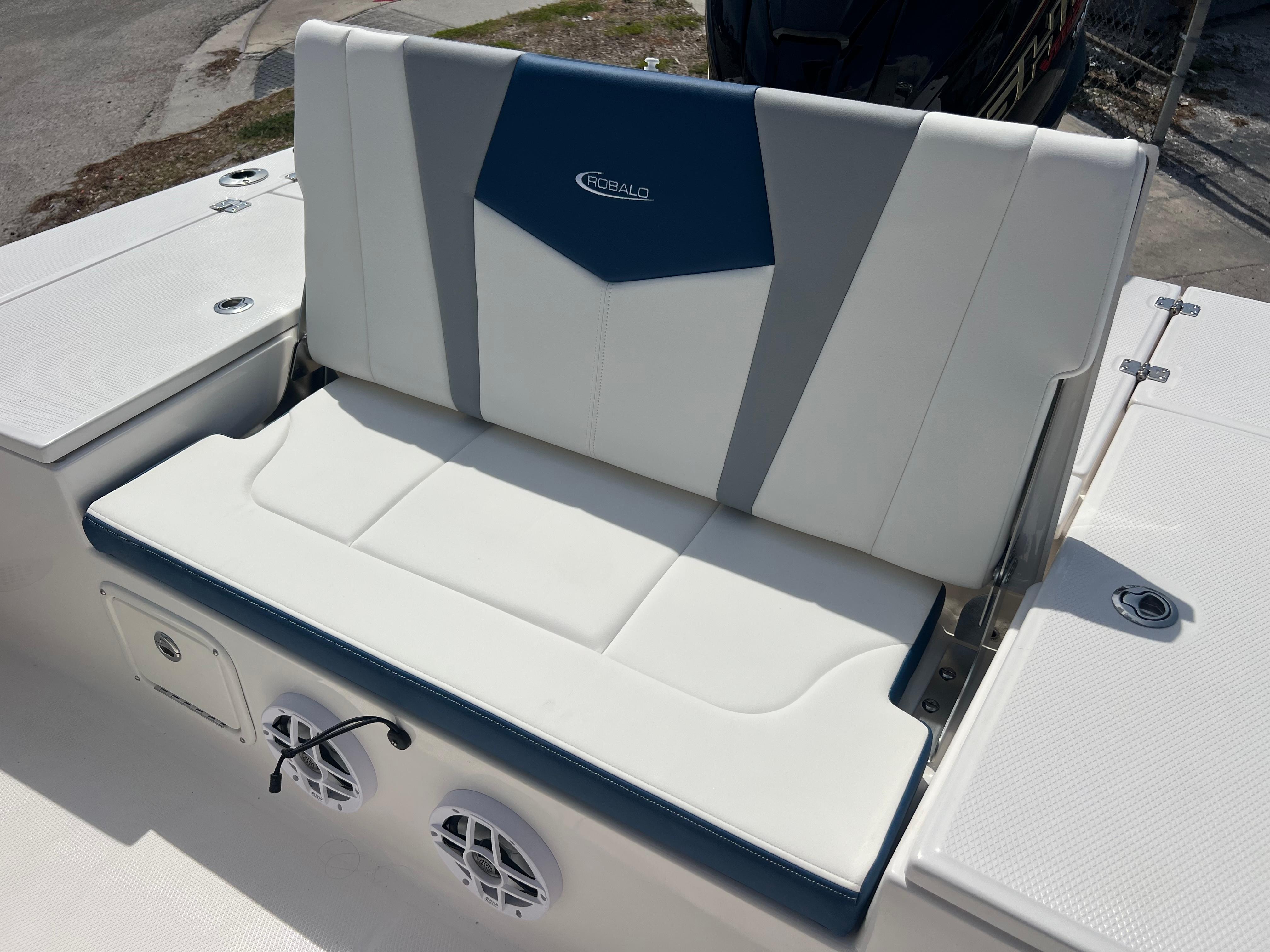 2025-robalo-226-cayman-power-9820038-20250529133332084-1_XLARGE