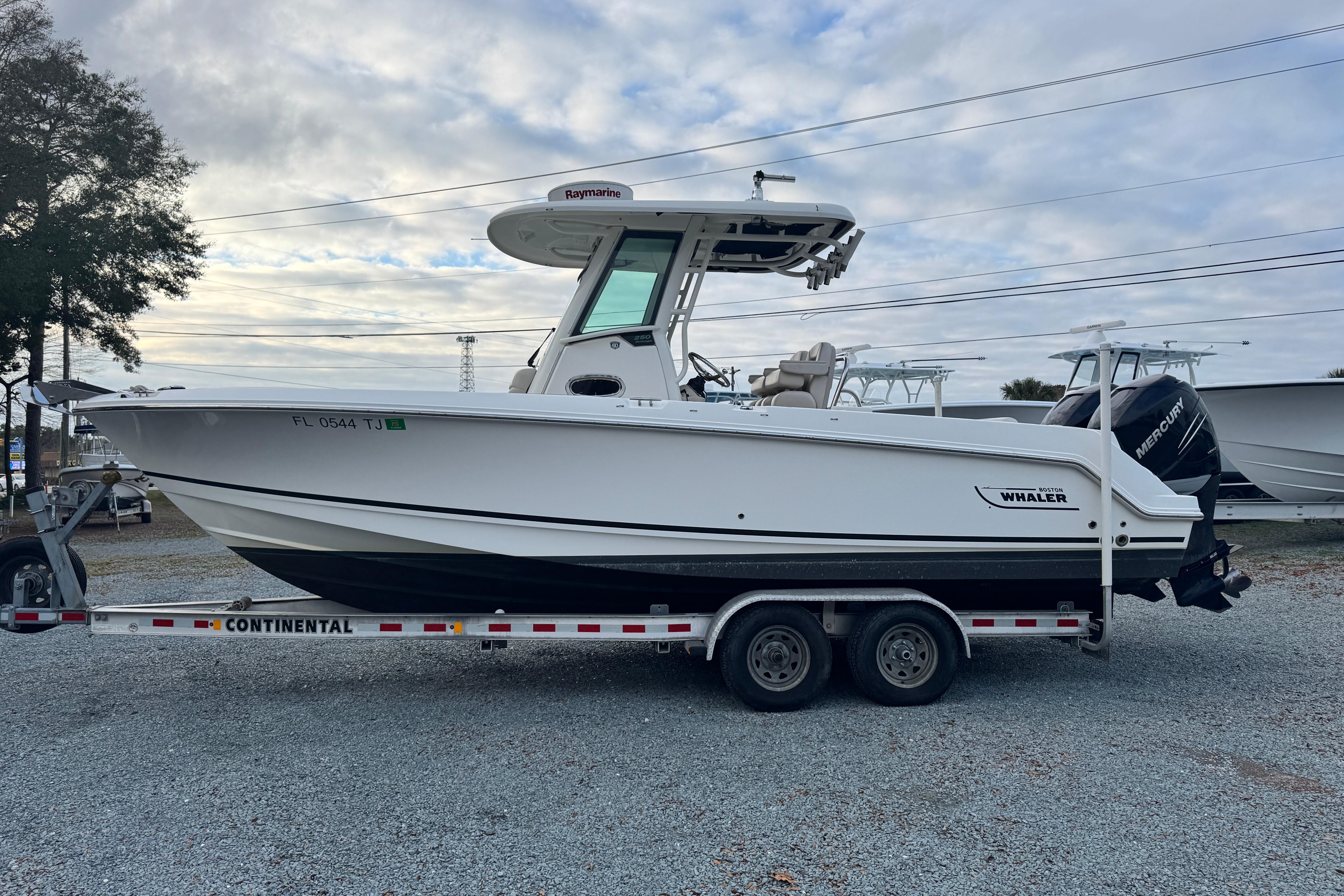 2018 Boston Whaler 250 Outrage