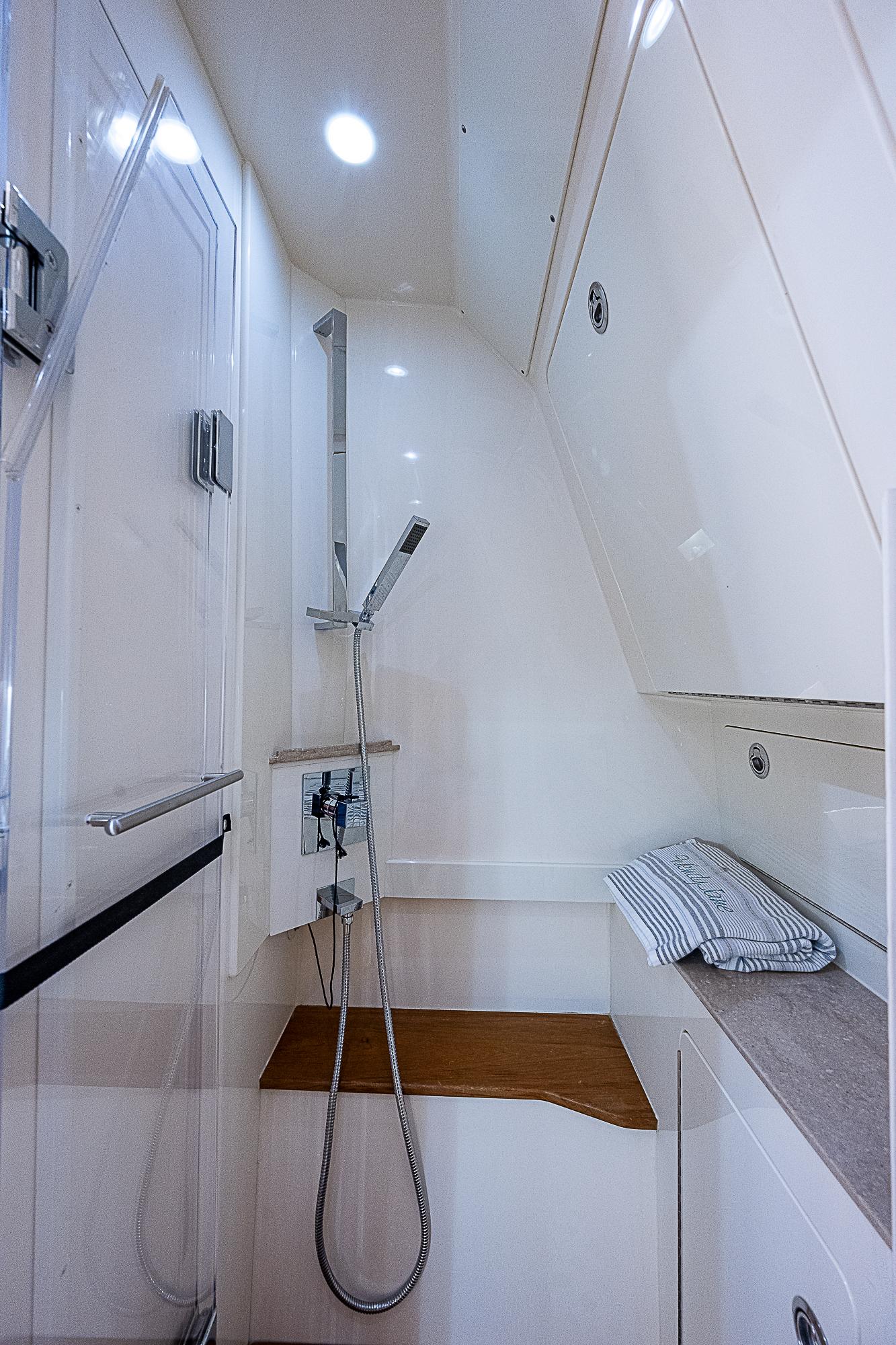 42' 2018 Scout 42 LXF - Shower