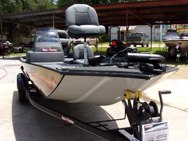 2022 Tracker Boats boat for sale, model of the boat is Bass Tracker Classic XL & Image # 3 of 46