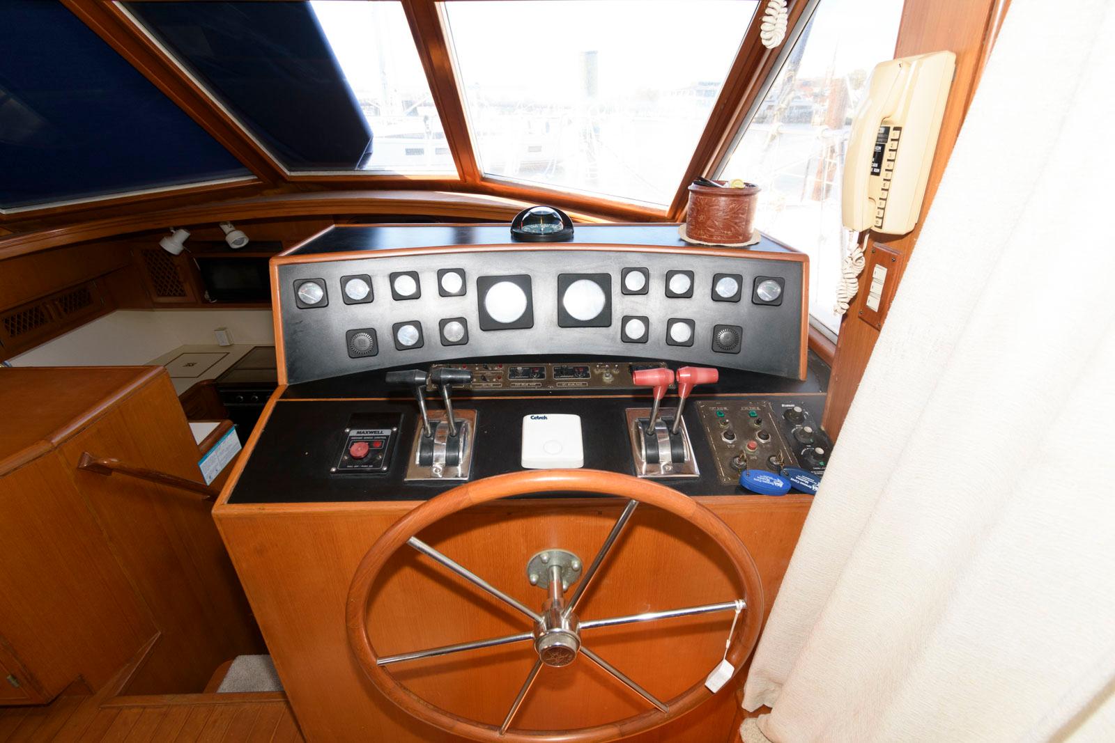 M 9560 EF Knot 10 Yacht Sales