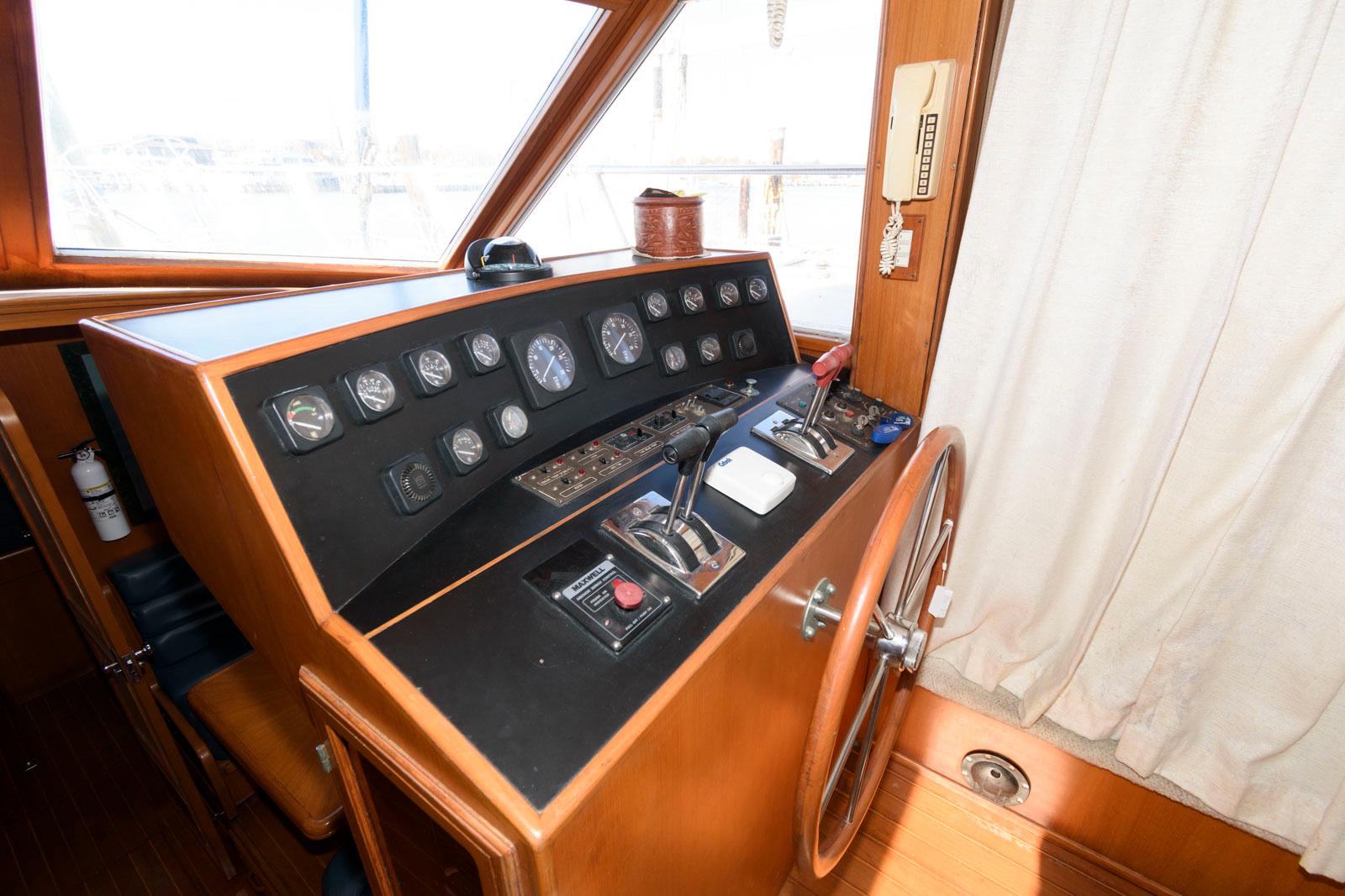 M 9560 EF Knot 10 Yacht Sales