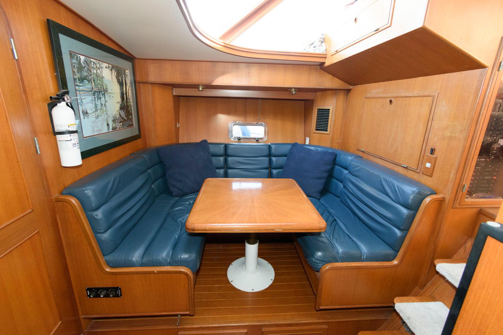 M 9560 EF Knot 10 Yacht Sales