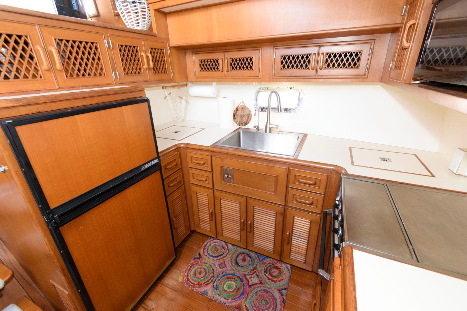 M 9560 EF Knot 10 Yacht Sales
