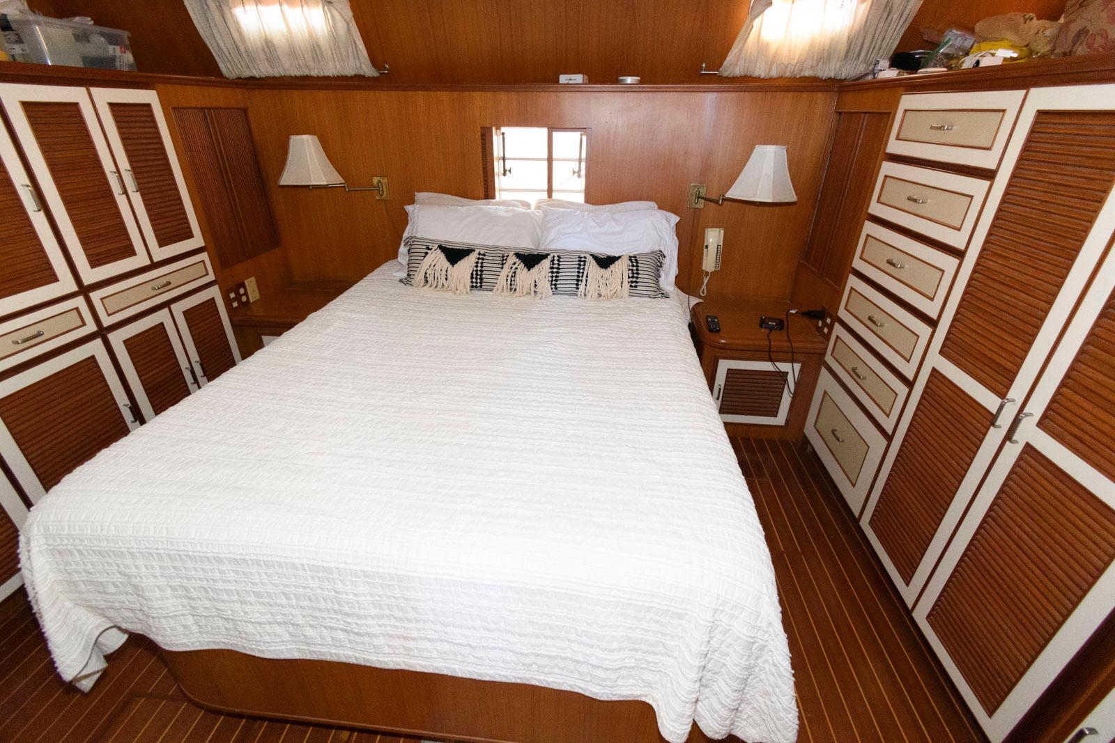 M 9560 EF Knot 10 Yacht Sales