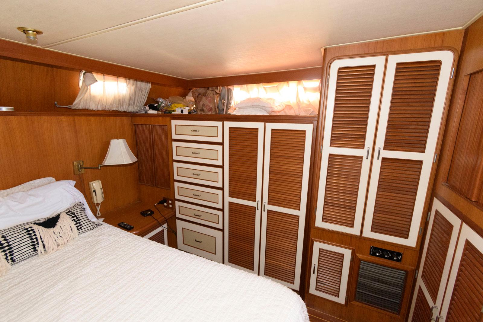 M 9560 EF Knot 10 Yacht Sales