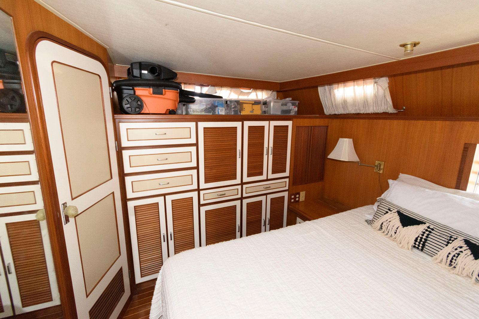 M 9560 EF Knot 10 Yacht Sales
