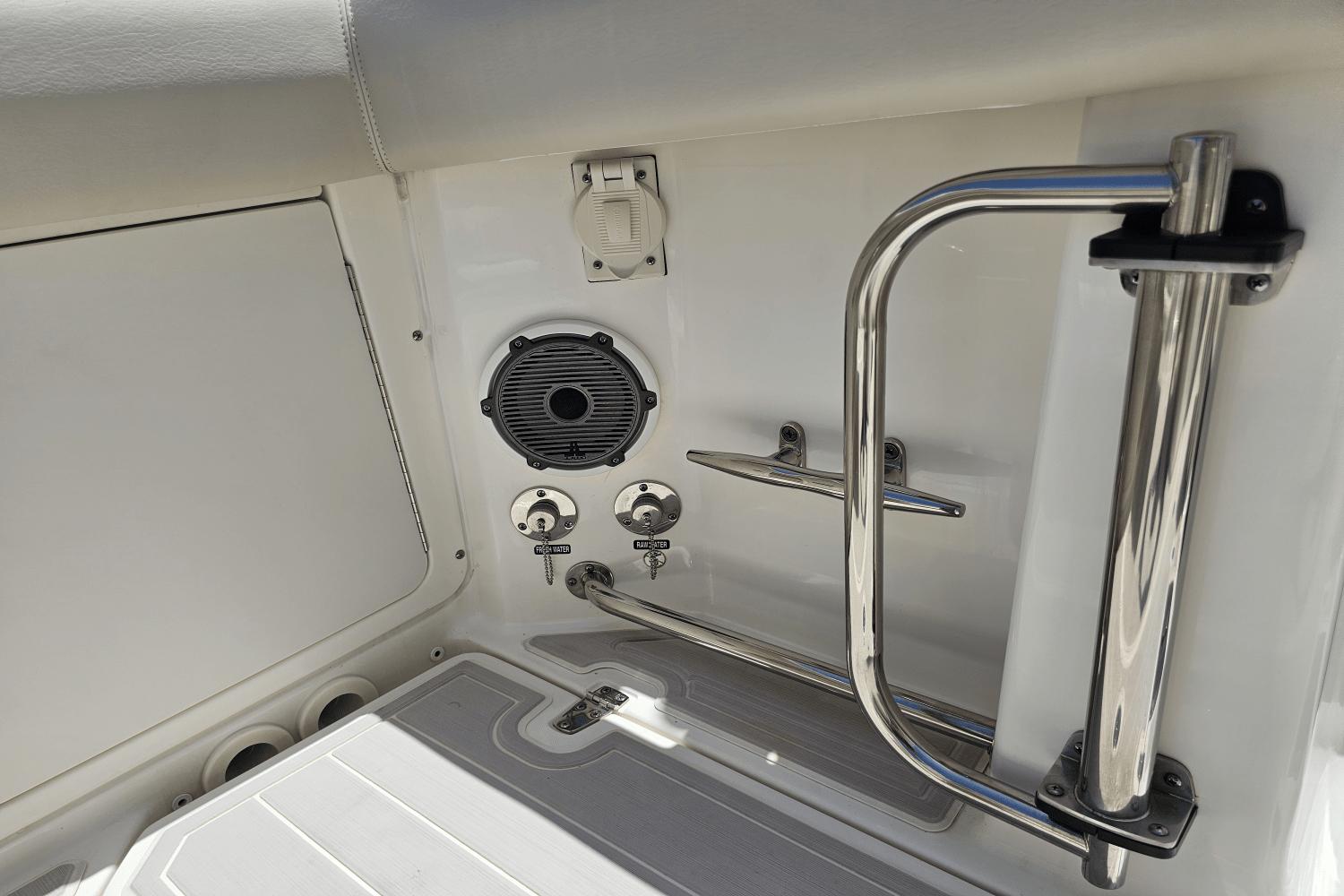 2021-boston-whaler-330-outrage-power-9820114-981505314-0-060620251159-31