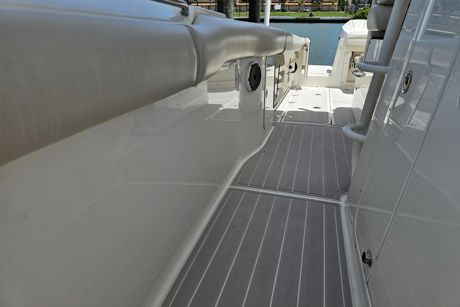 2021-boston-whaler-330-outrage-power-9820114-981505320-0-060620251159-24