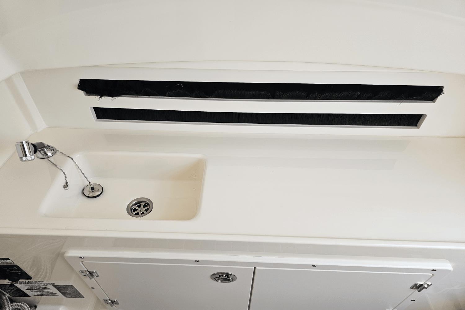 2021-boston-whaler-330-outrage-power-9820114-981505336-0-060620251200-77