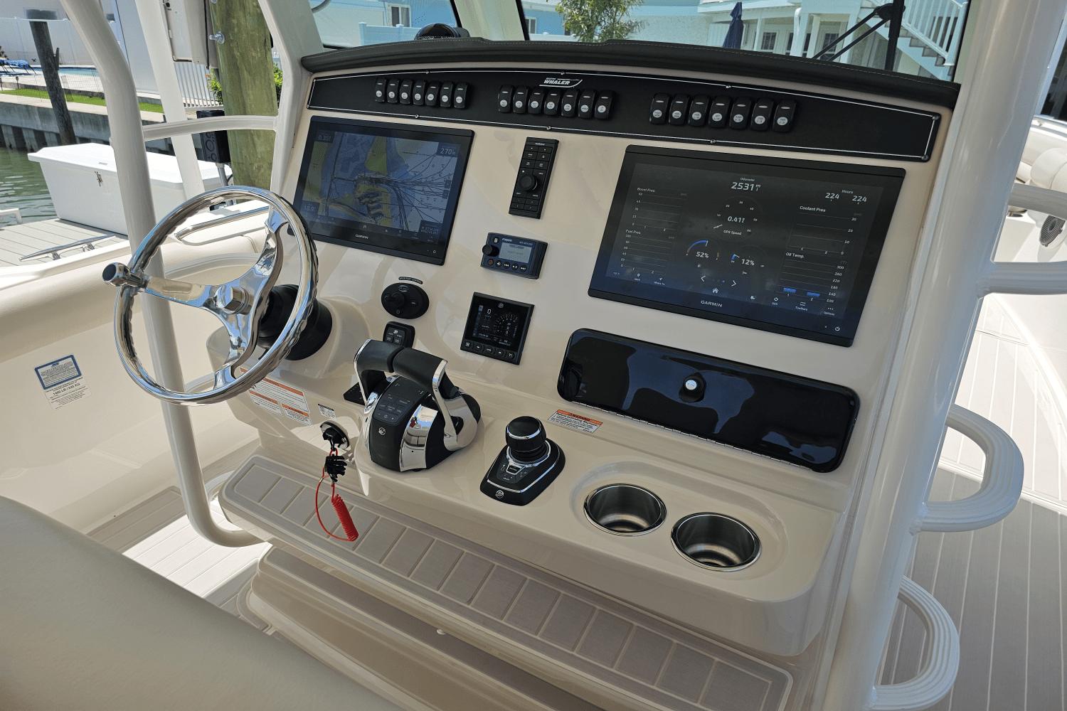 2021-boston-whaler-330-outrage-power-9820114-981505339-0-060620251159-40
