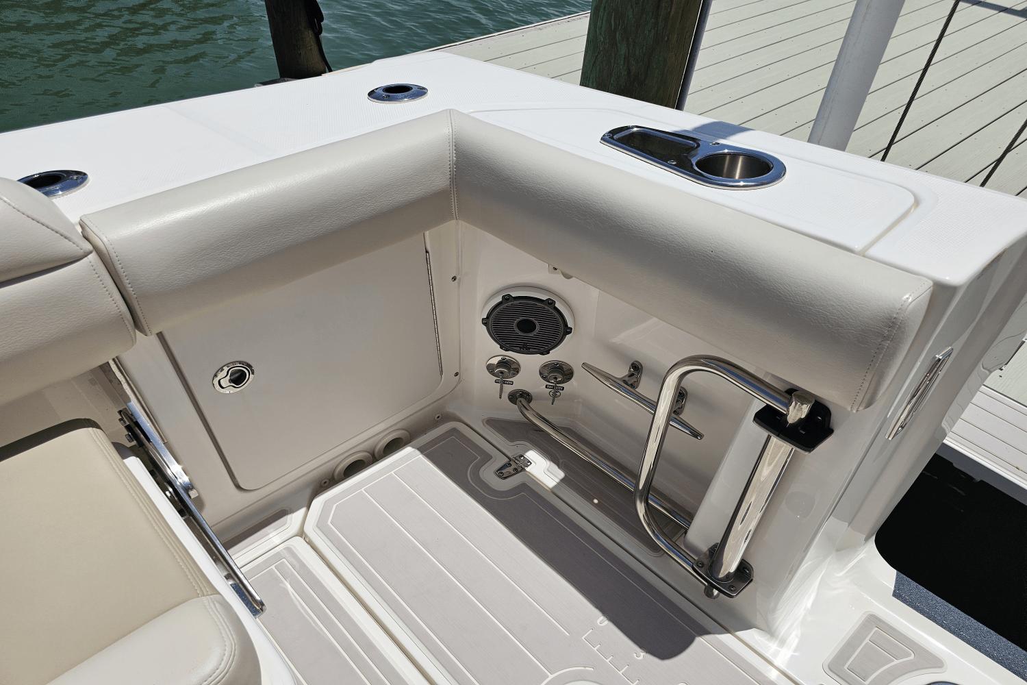 2021-boston-whaler-330-outrage-power-9820114-981505356-0-060620251159-59