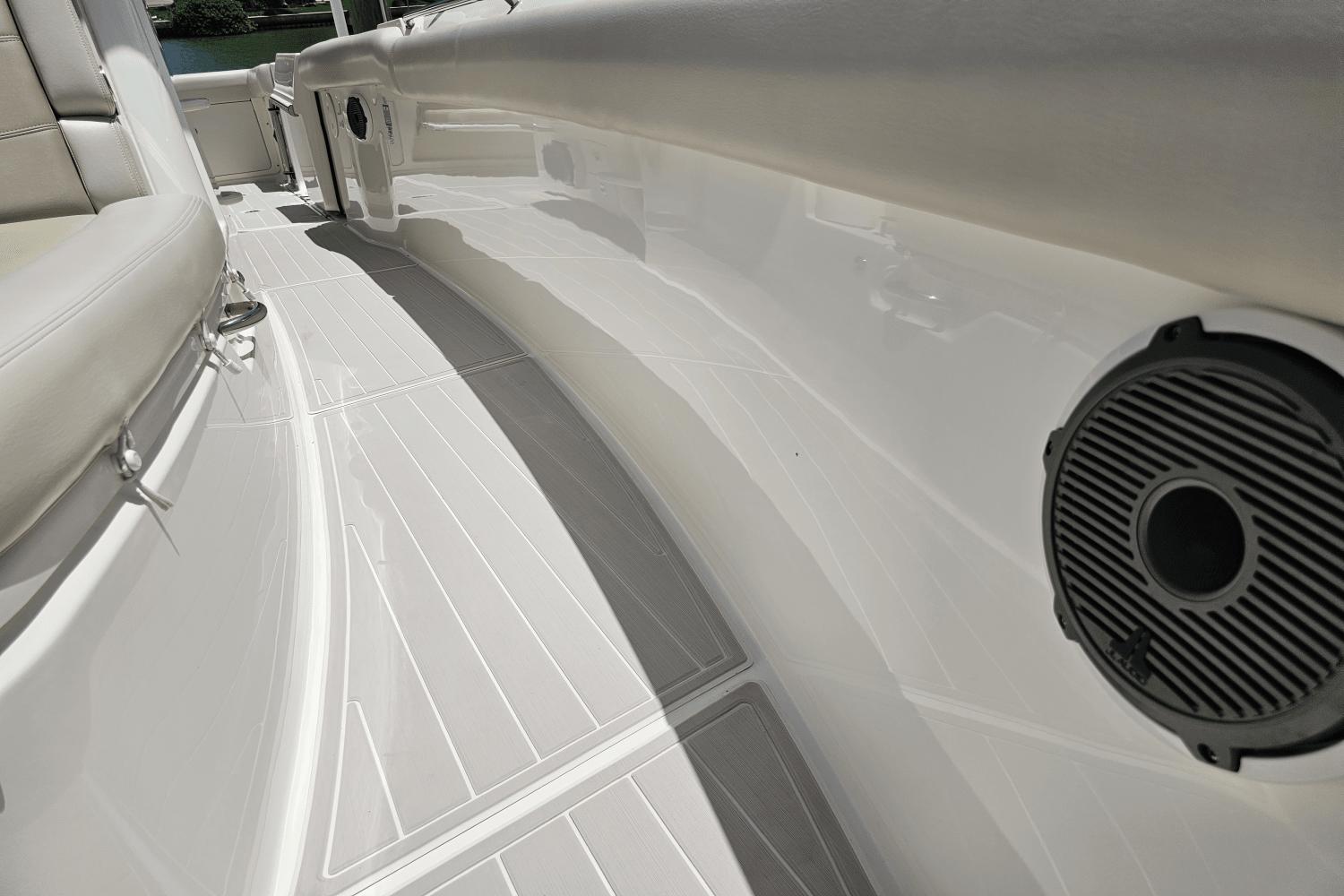 2021-boston-whaler-330-outrage-power-9820114-981505358-0-060620251159-28