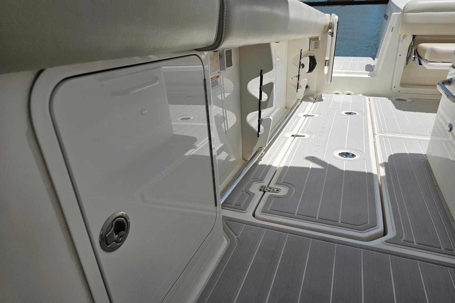 2021-boston-whaler-330-outrage-power-9820114-981505360-0-060620251159-25