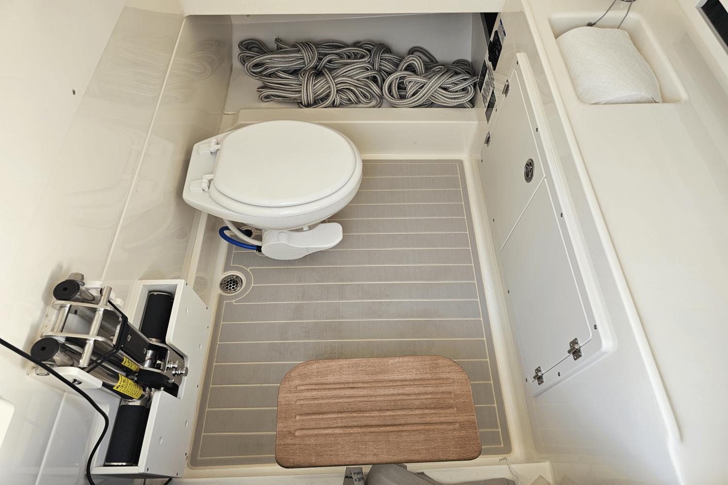 2021-boston-whaler-330-outrage-power-9820114-981505388-0-060620251200-73
