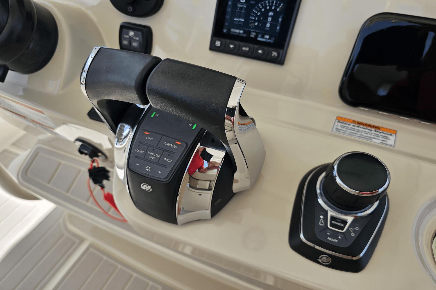 2021-boston-whaler-330-outrage-power-9820114-981505389-0-060620251159-50
