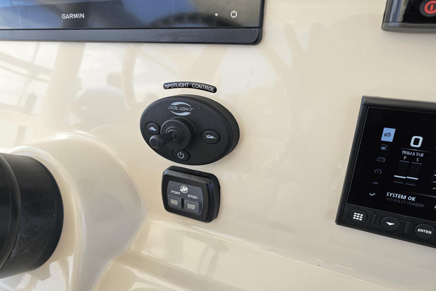 2021-boston-whaler-330-outrage-power-9820114-981505391-0-060620251159-48