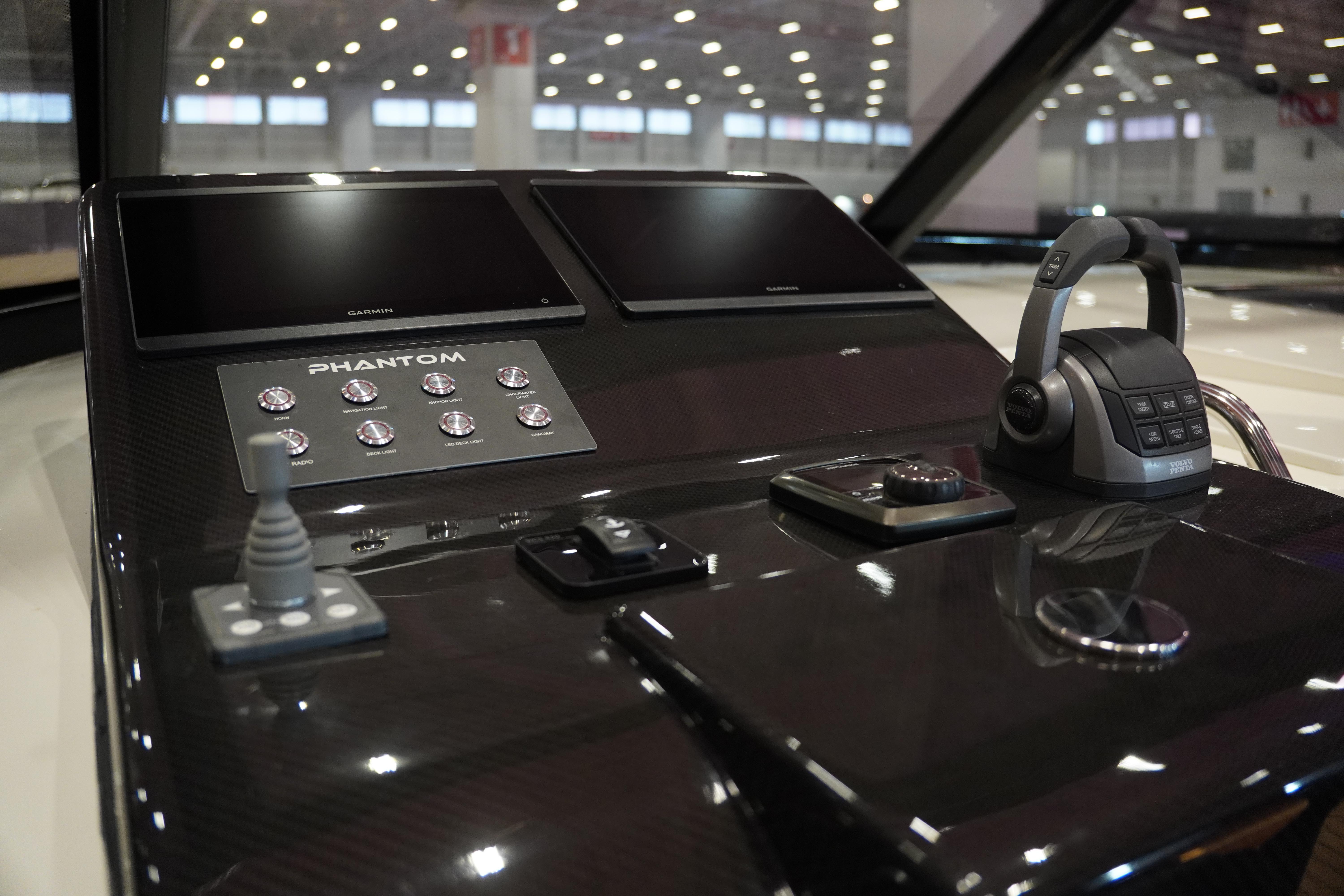 2025 Phantom 62 