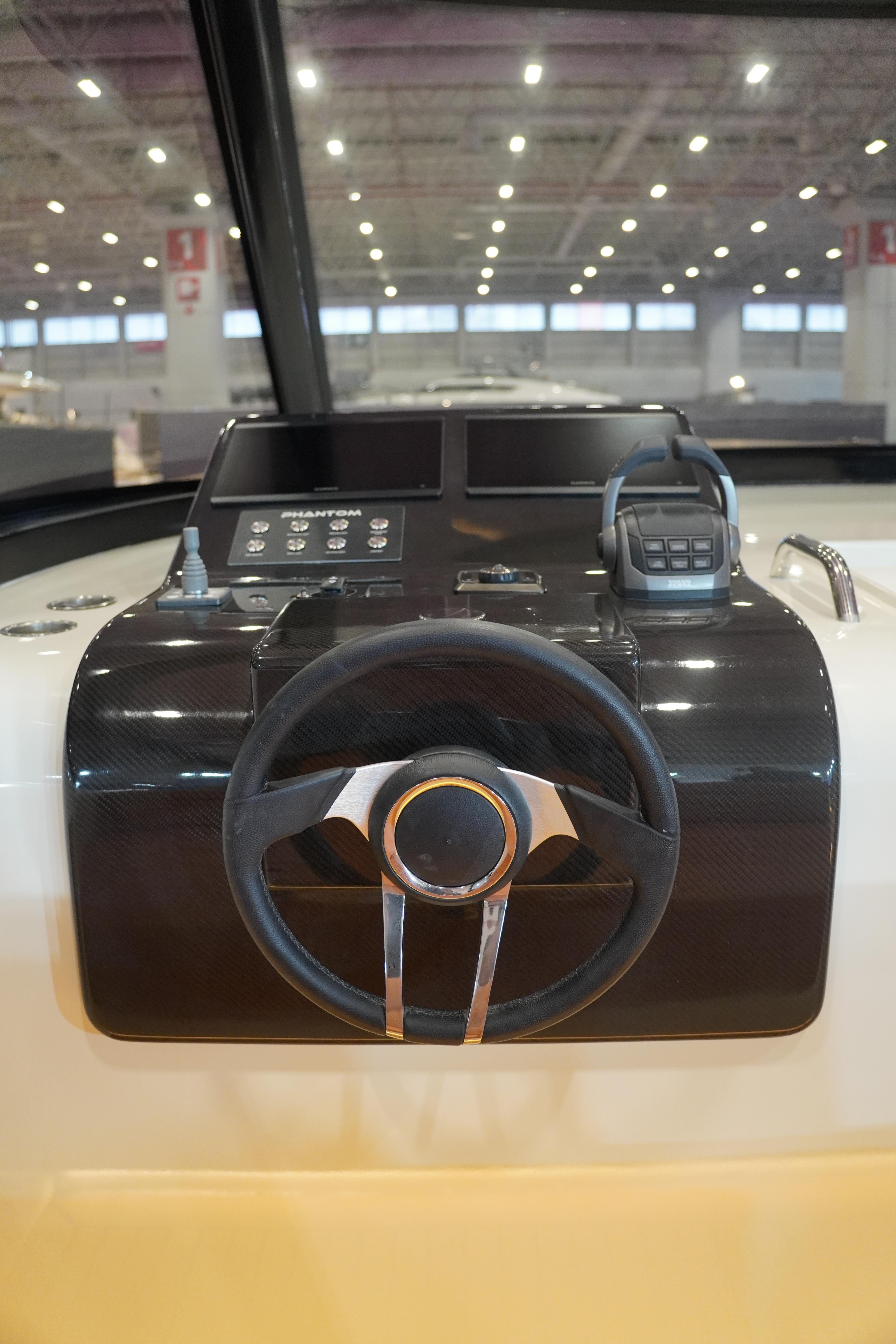 2025 Phantom 62 