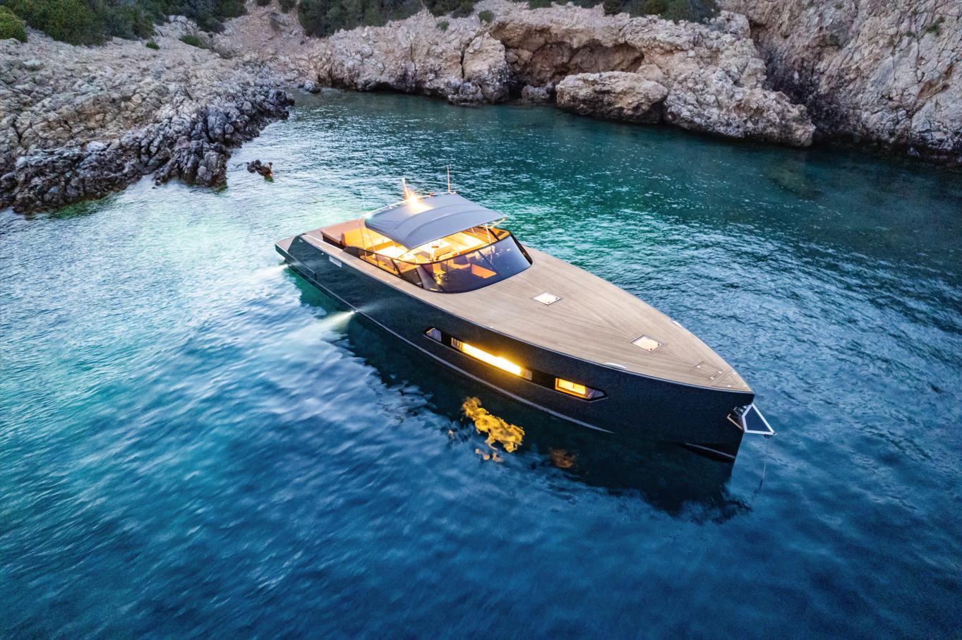 2025 Phantom 62 