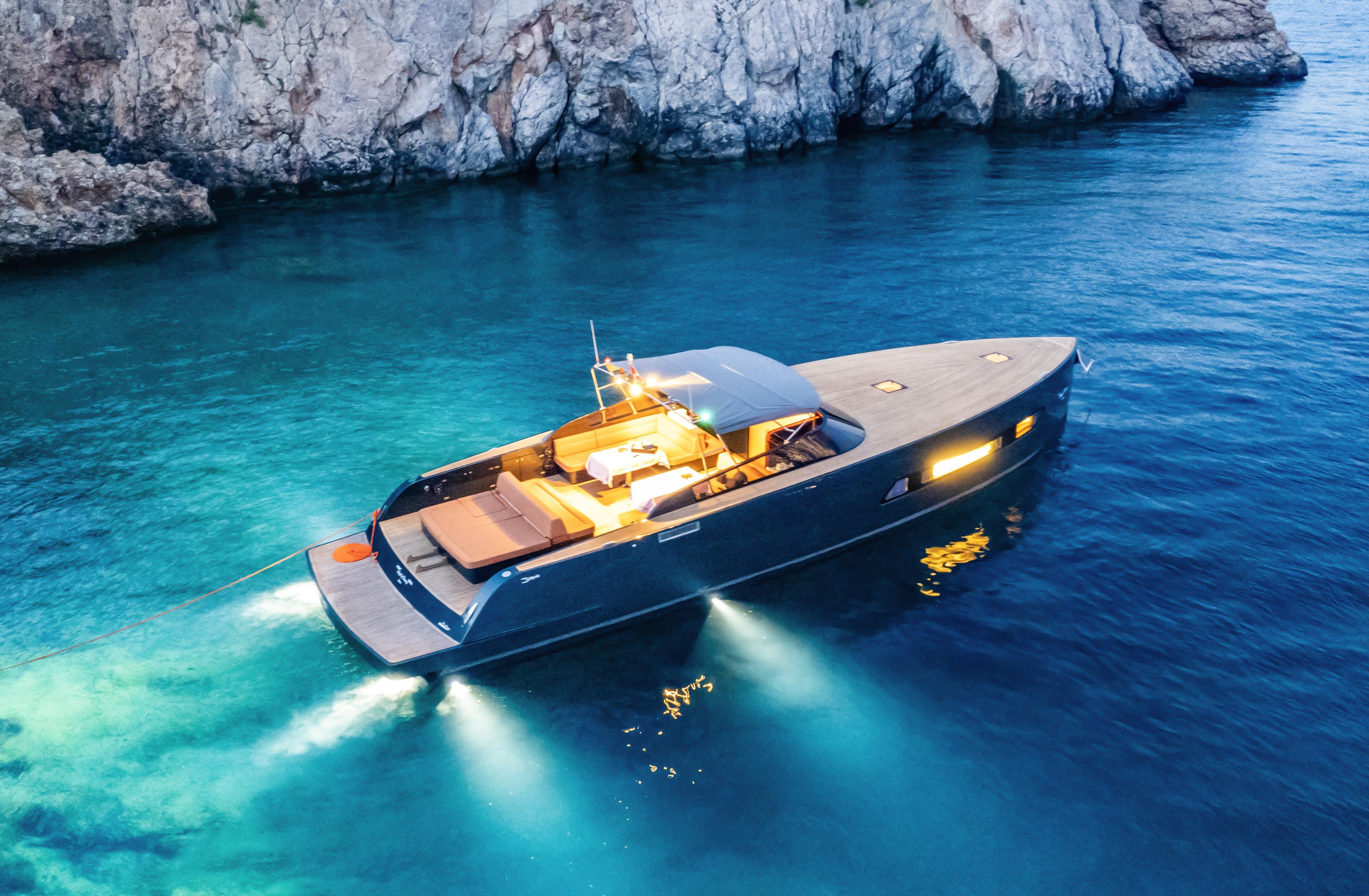 2025 Phantom 62 