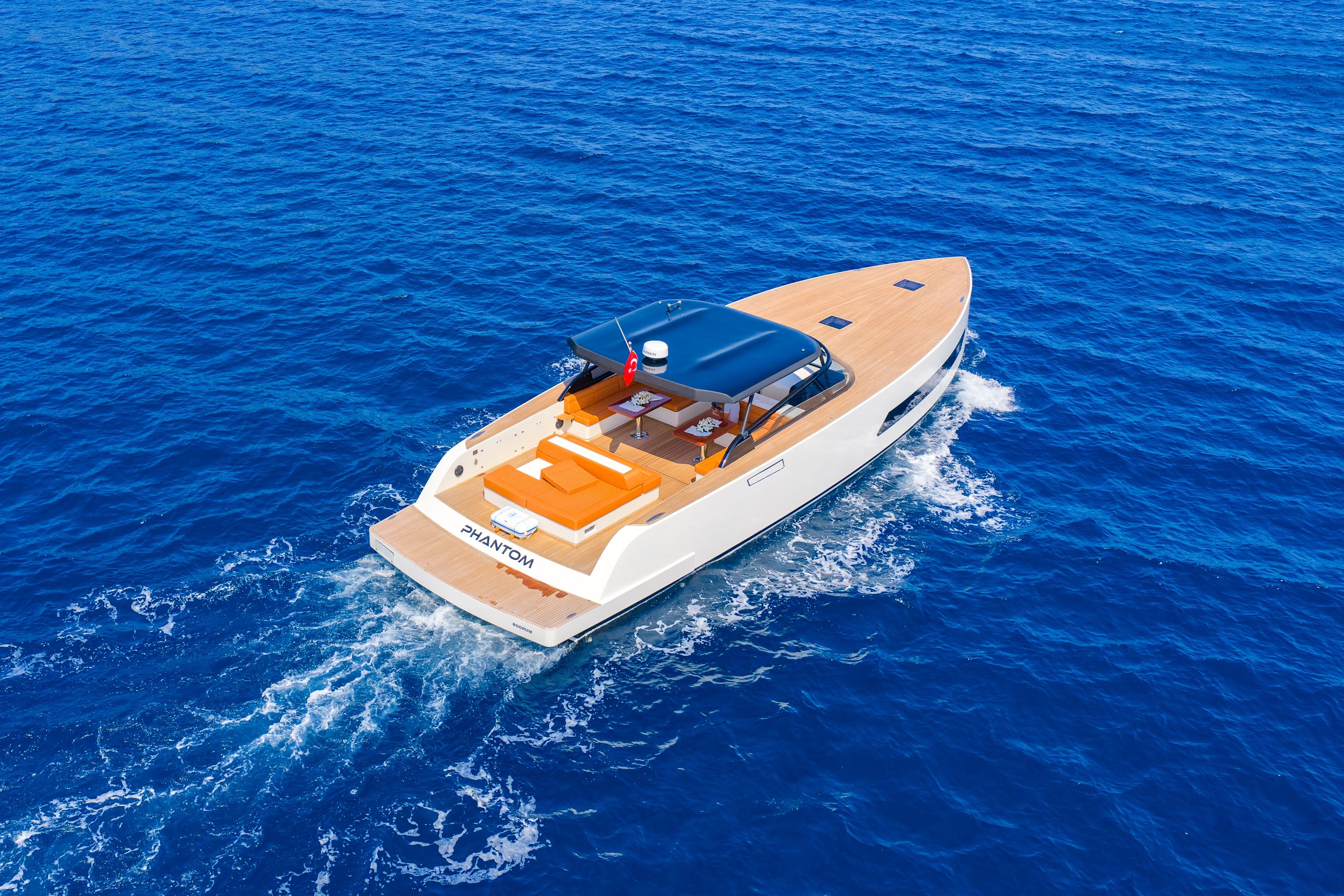 2025 Phantom 62 