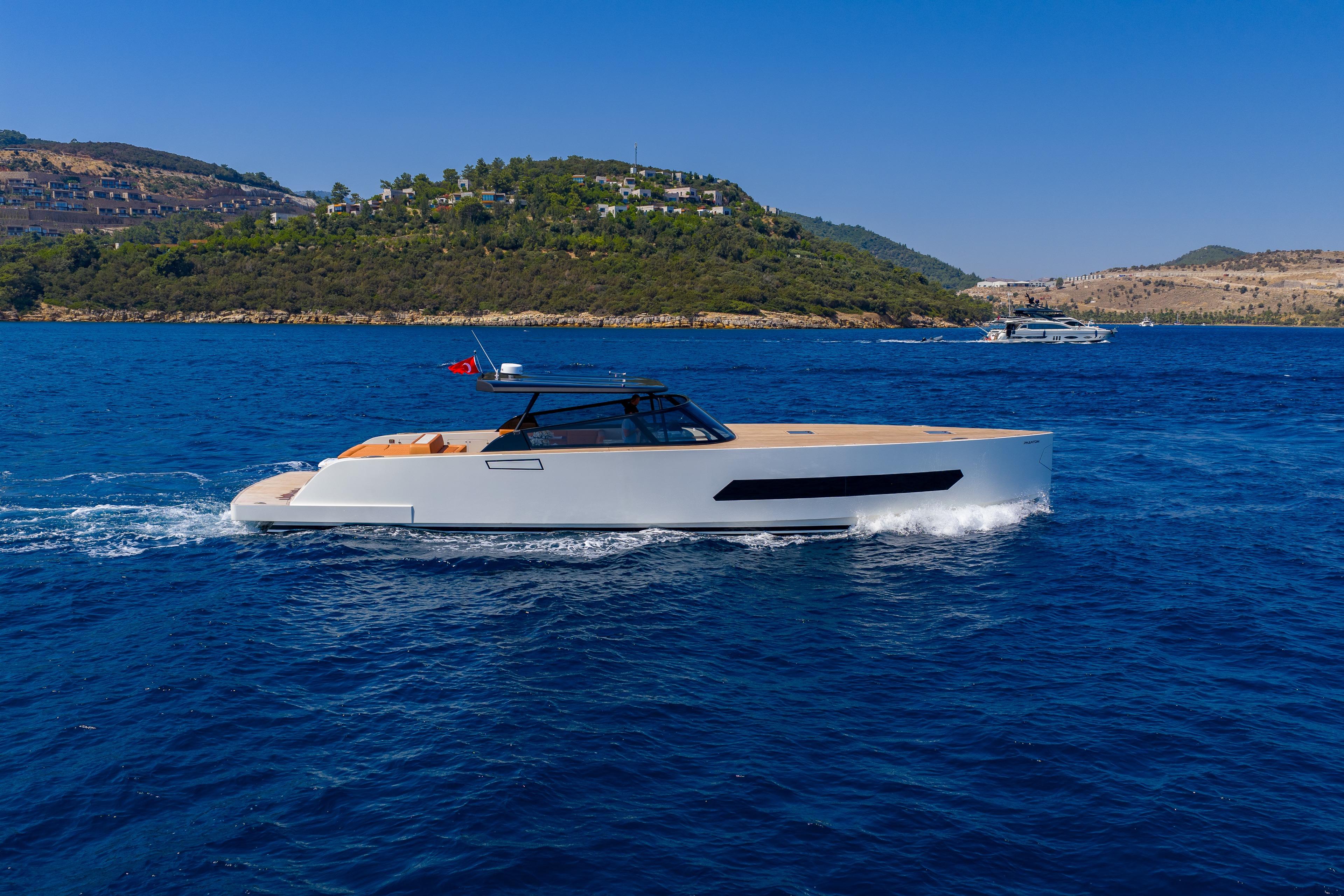 2025 Phantom 62 