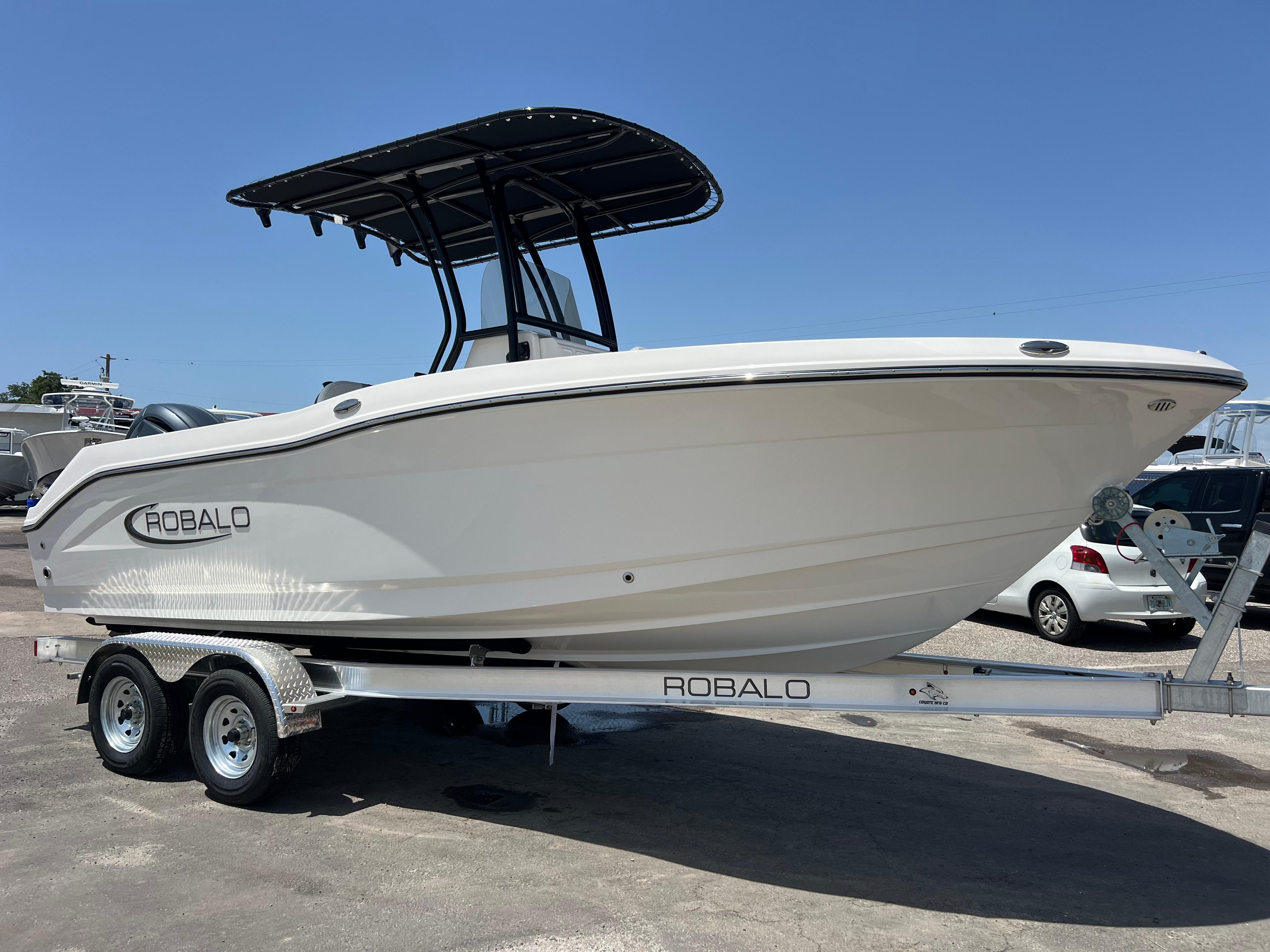 2025 Robalo R200 Center Console-3