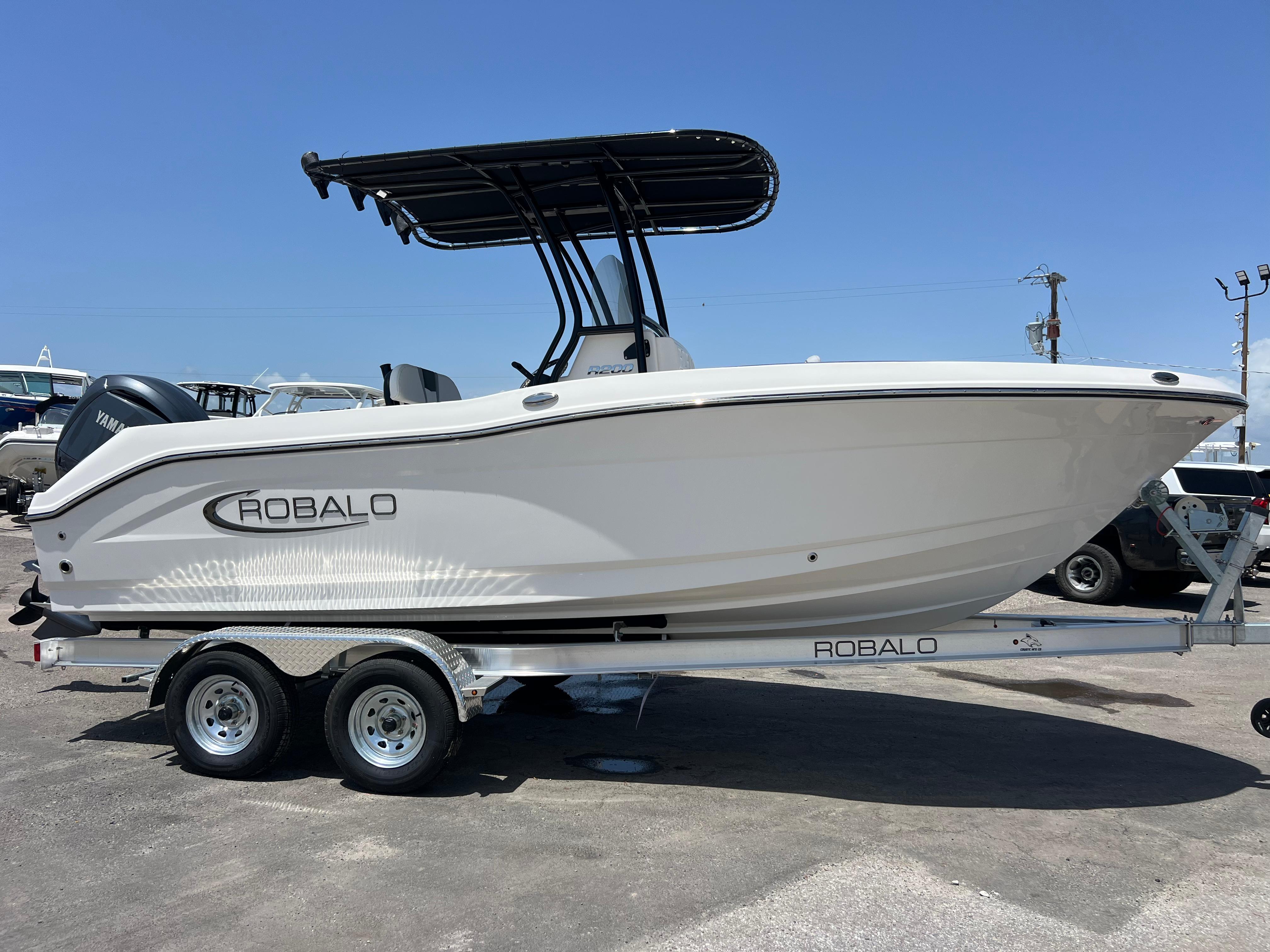 2025 Robalo R200 Center Console-4
