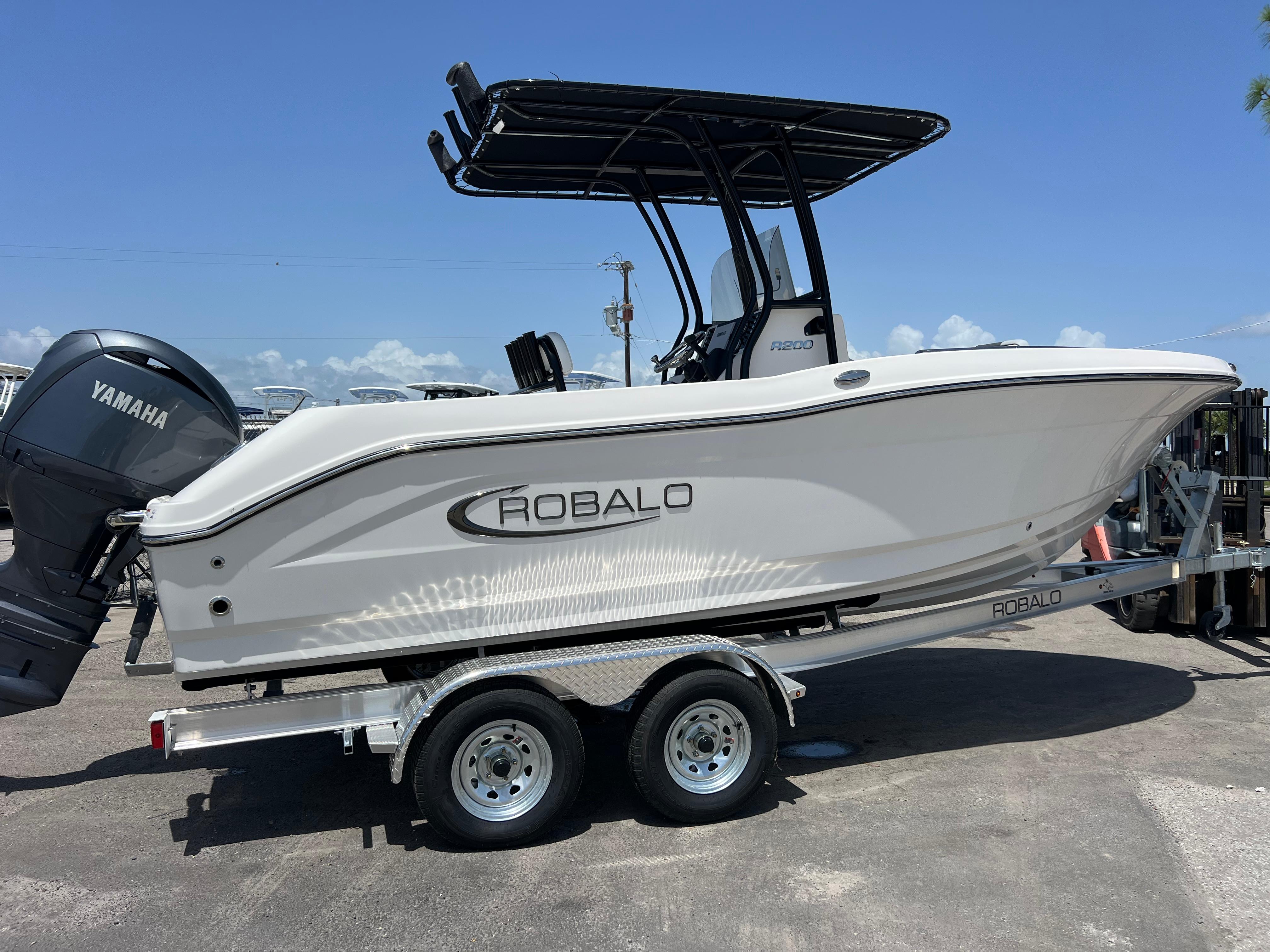 2025 Robalo R200 Center Console-5