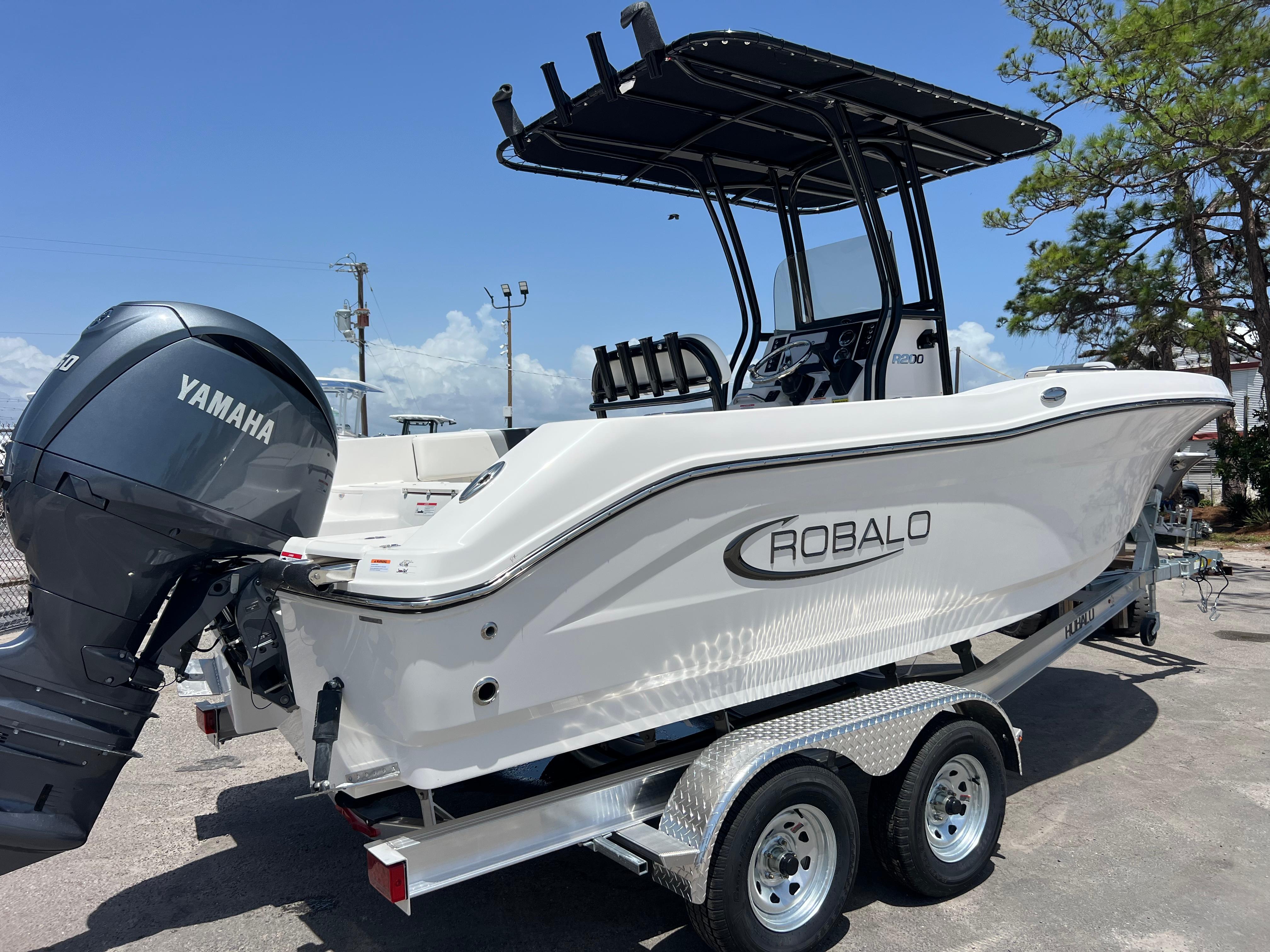 2025 Robalo R200 Center Console-6