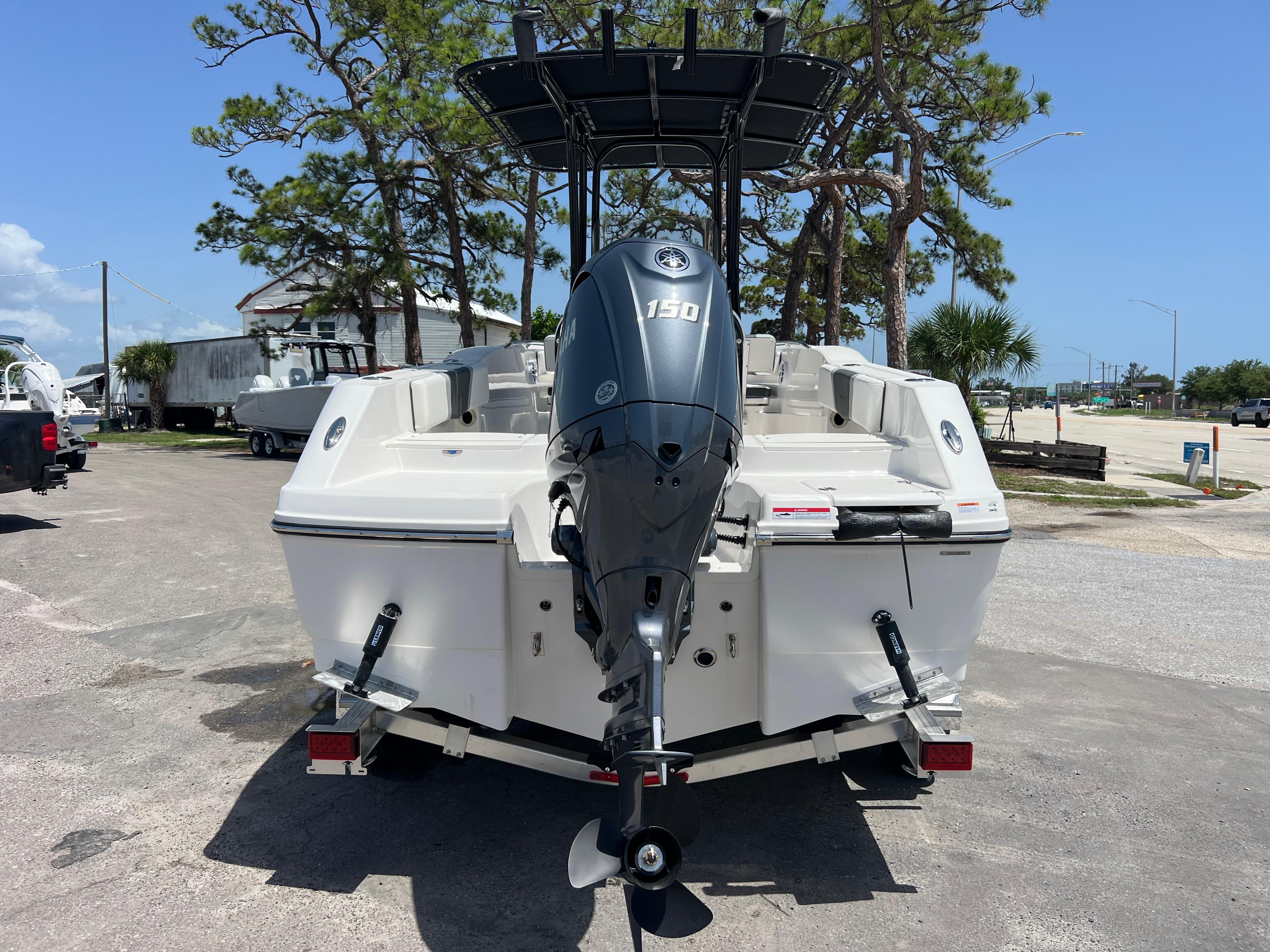2025 Robalo R200 Center Console-7