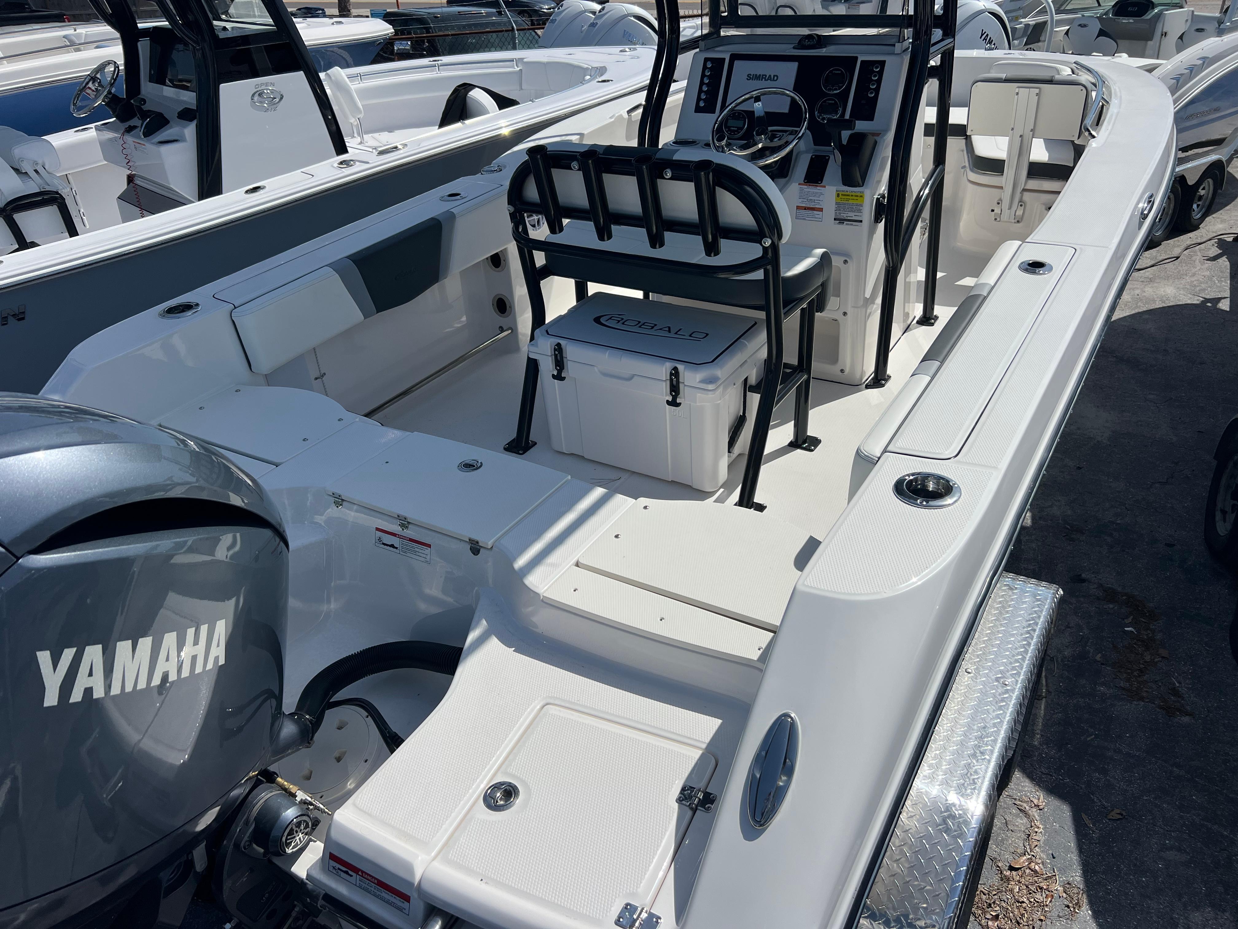 2025 Robalo R200 Center Console-8