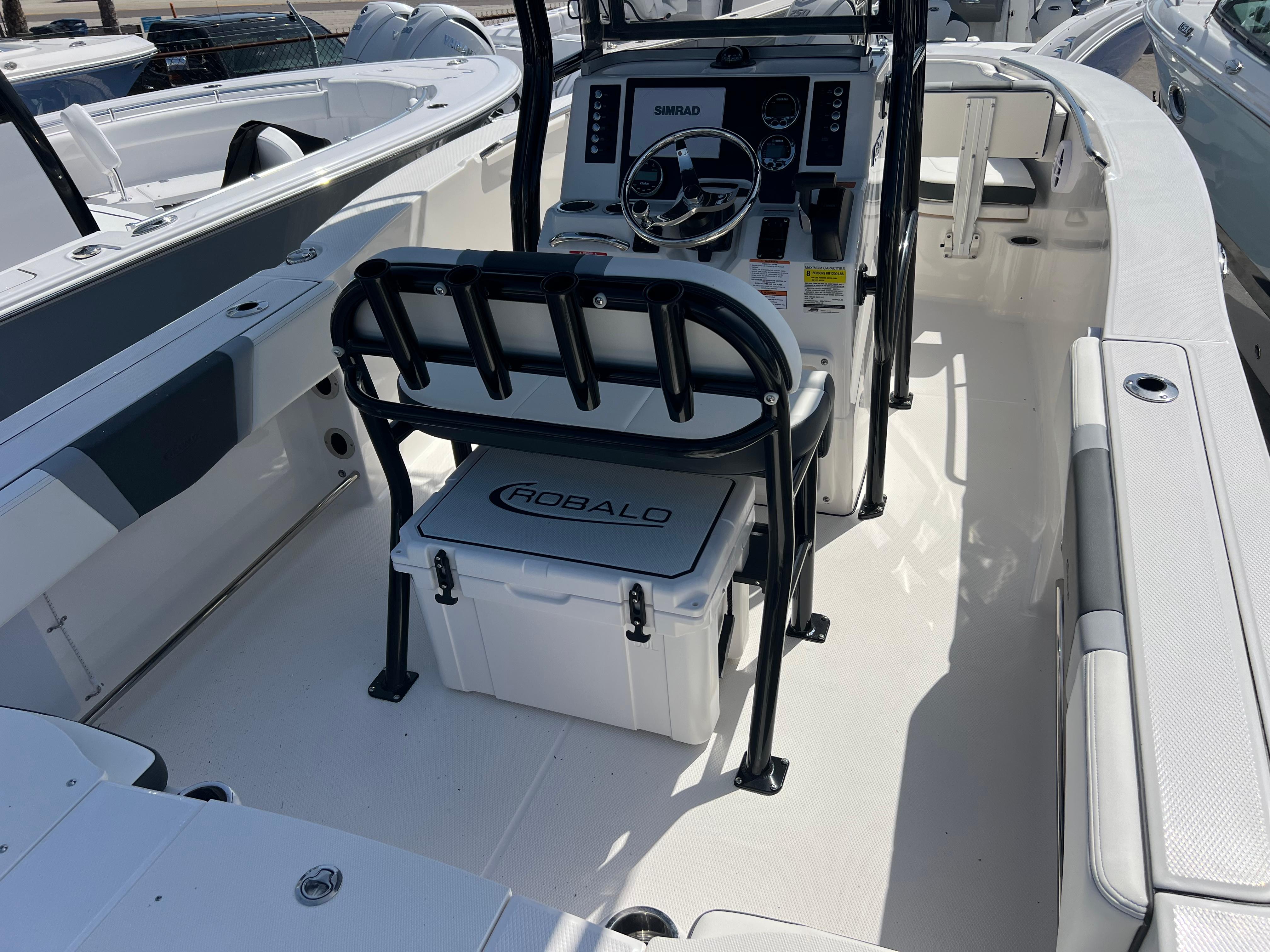2025 Robalo R200 Center Console-9