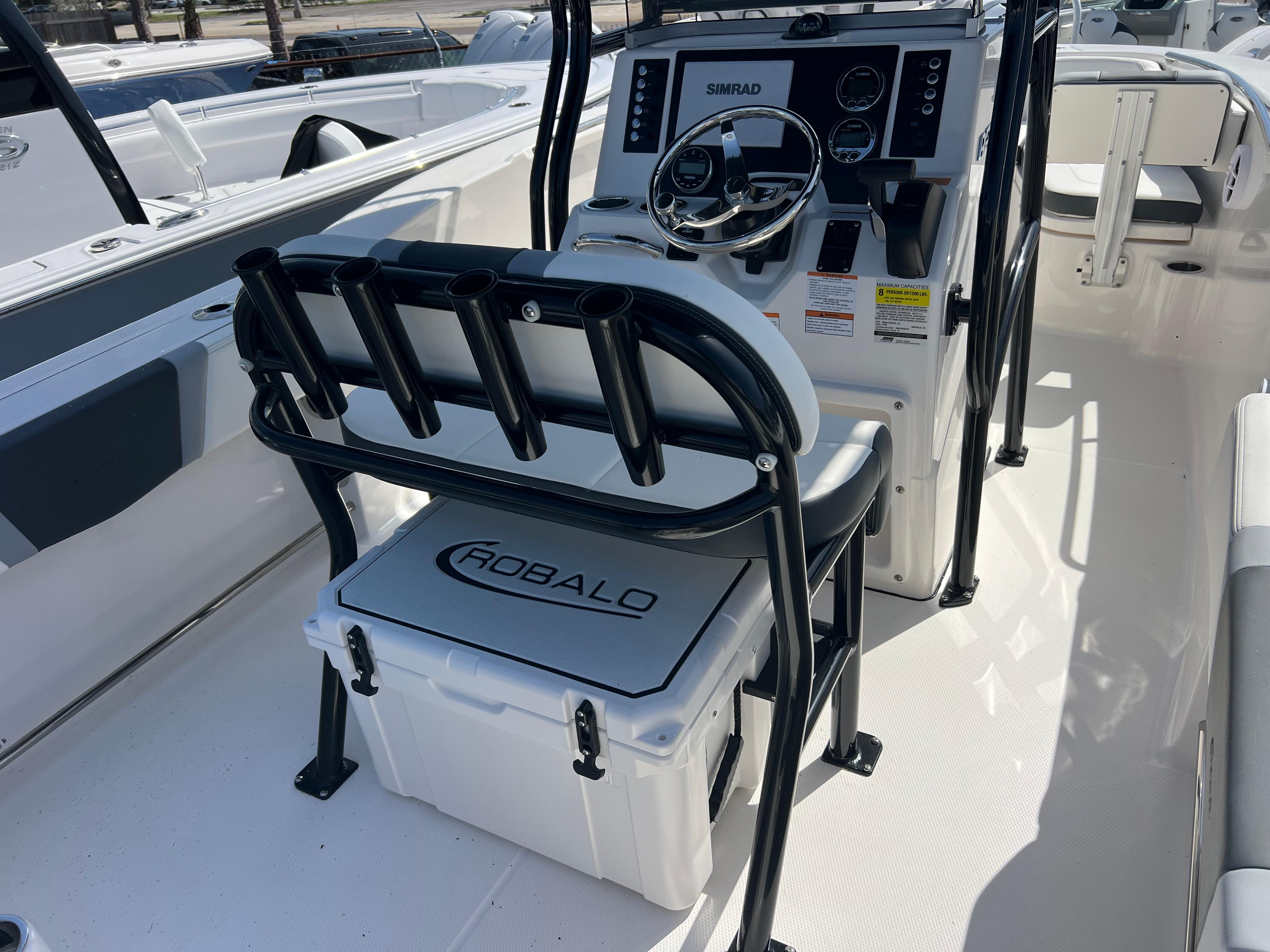 2025 Robalo R200 Center Console-10