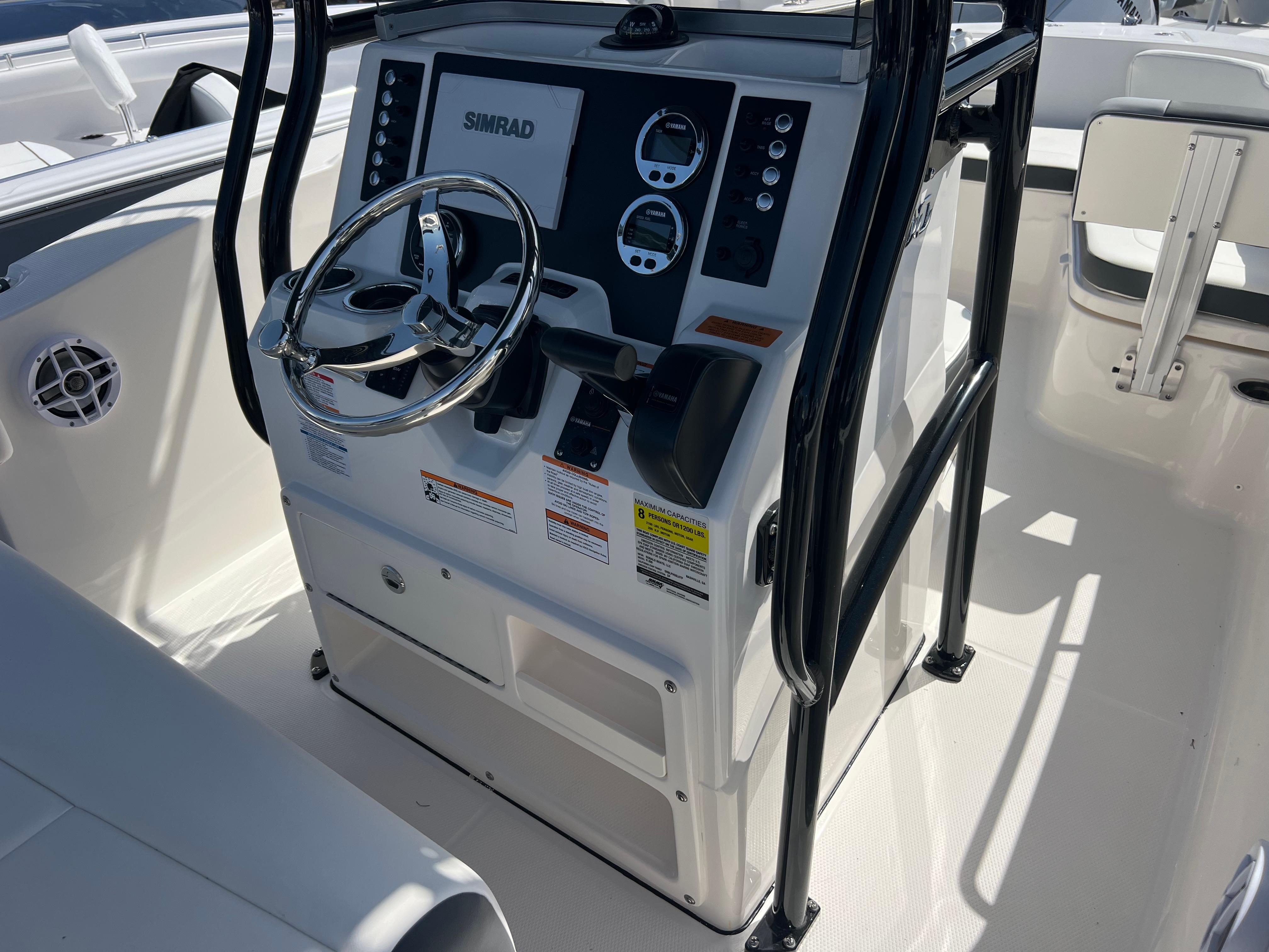 2025 Robalo R200 Center Console-11