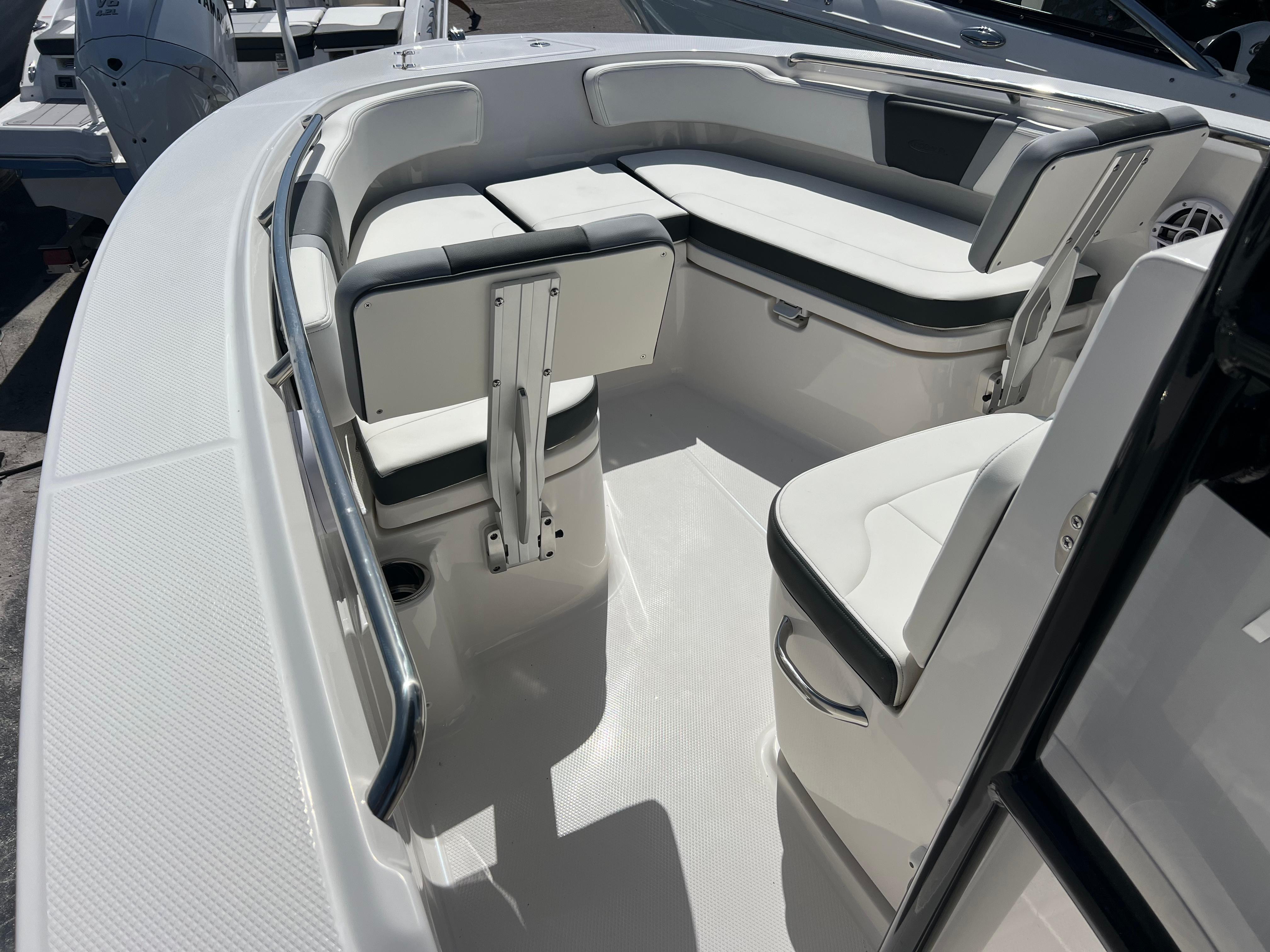2025 Robalo R200 Center Console-14