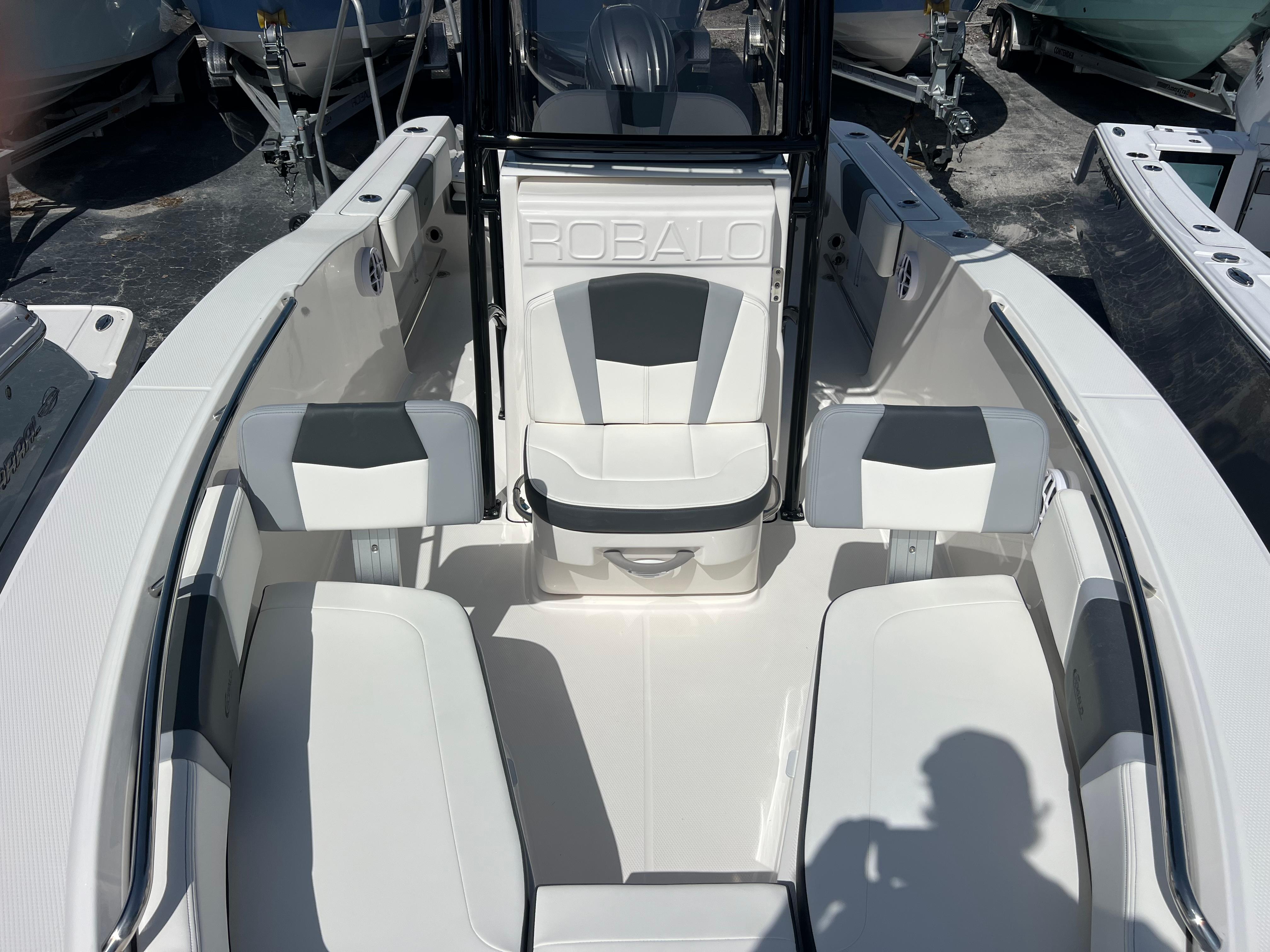 2025 Robalo R200 Center Console-16