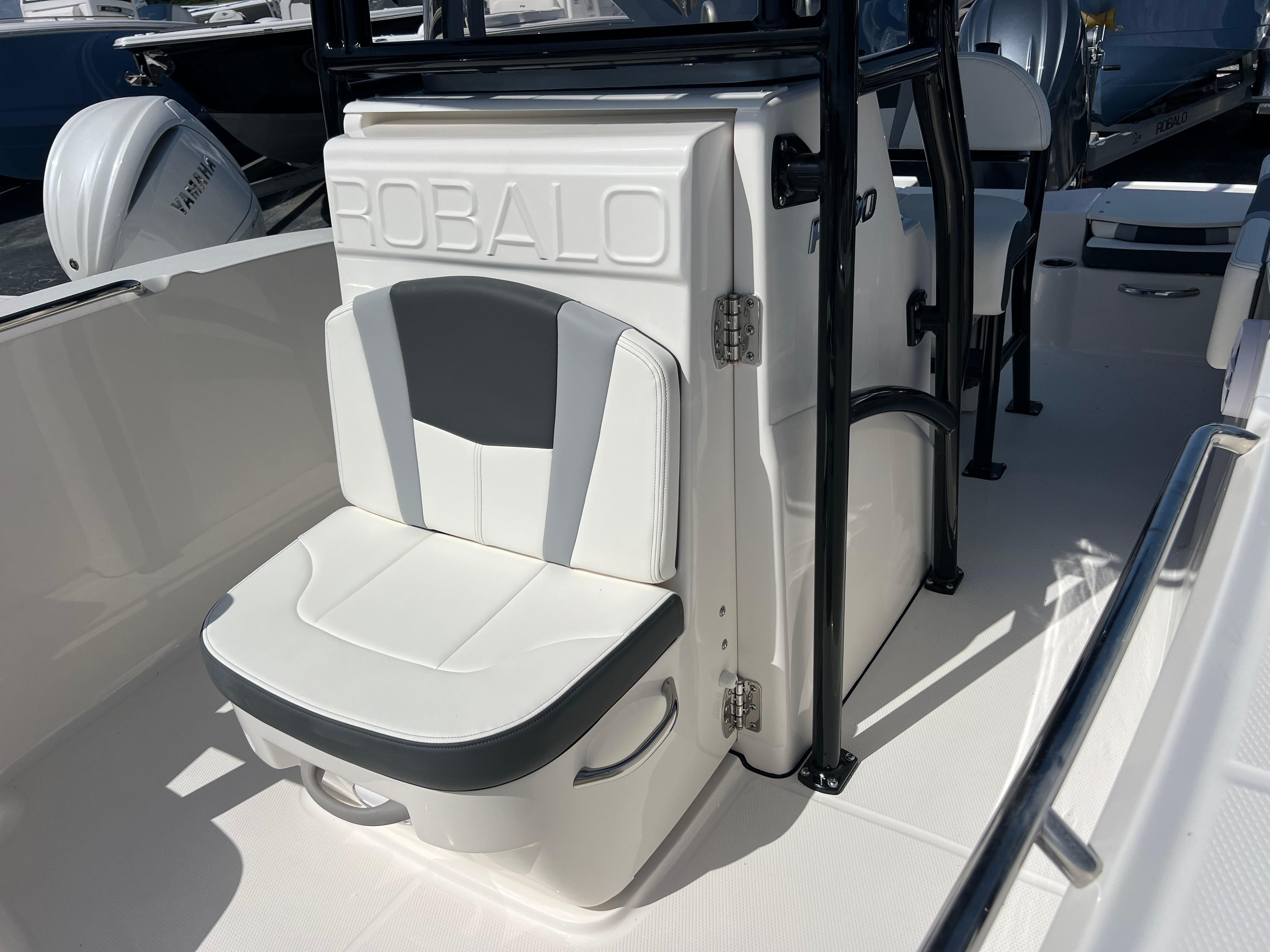 2025 Robalo R200 Center Console-17