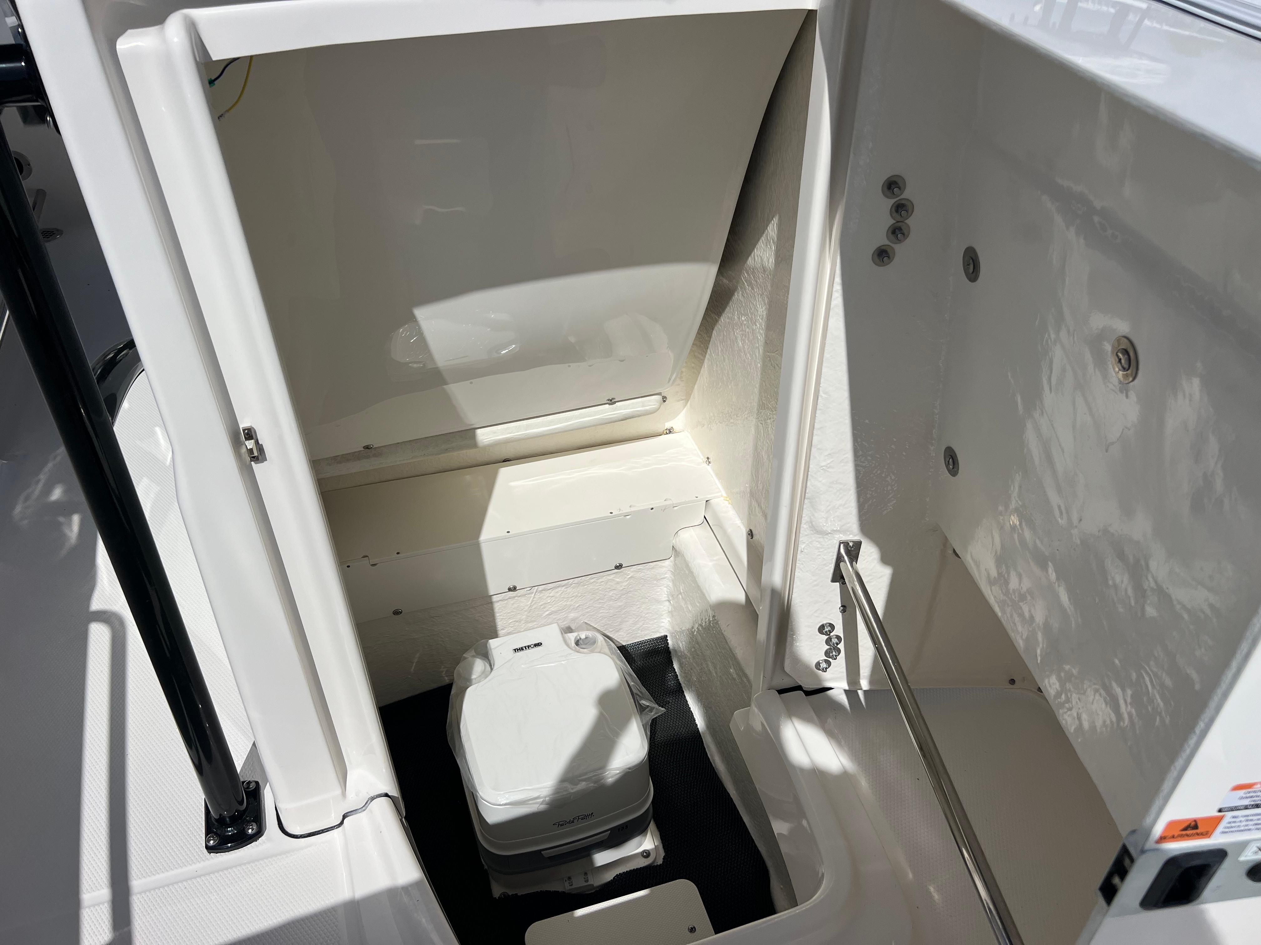 2025 Robalo R200 Center Console-18