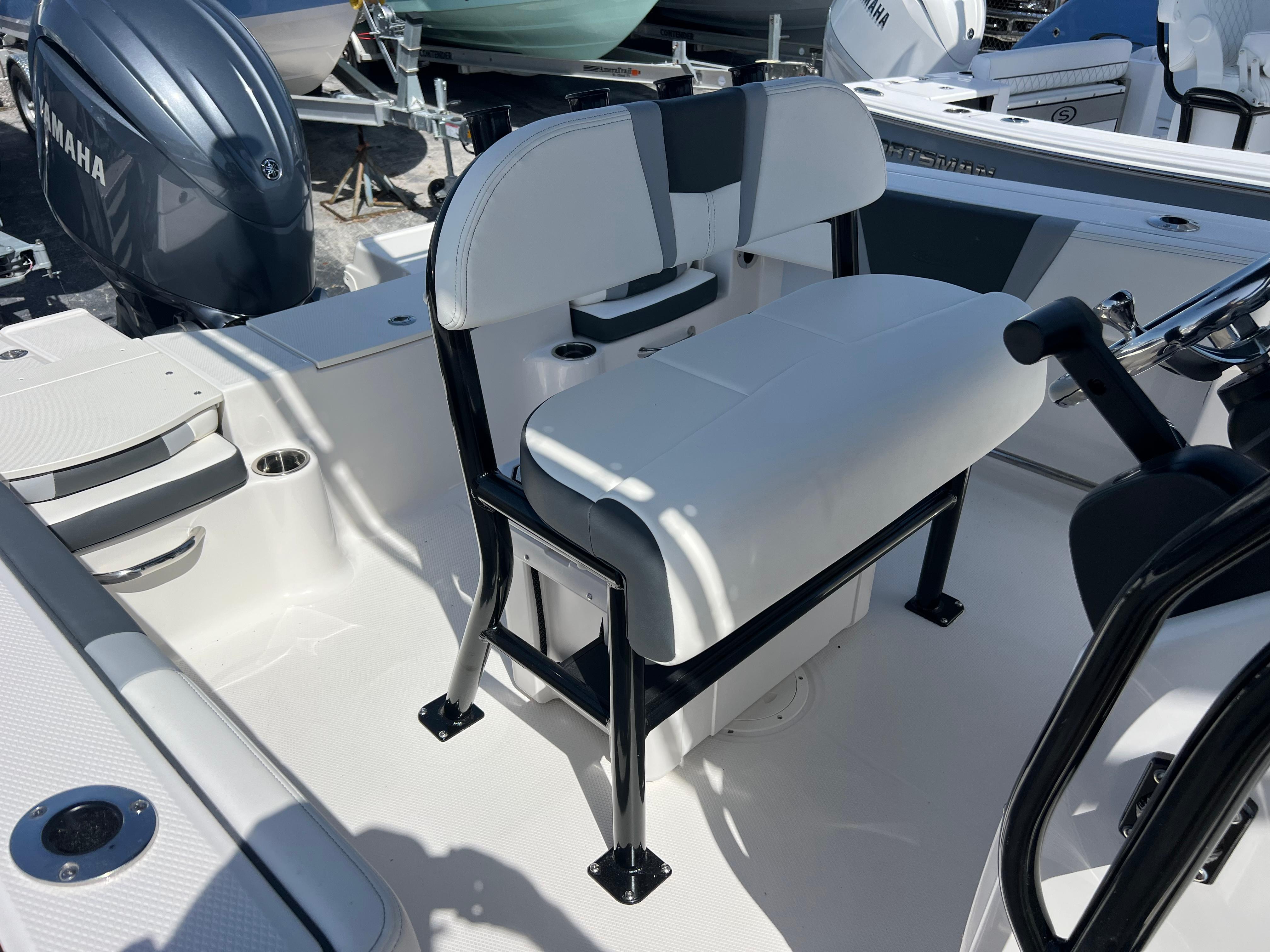 2025 Robalo R200 Center Console-19
