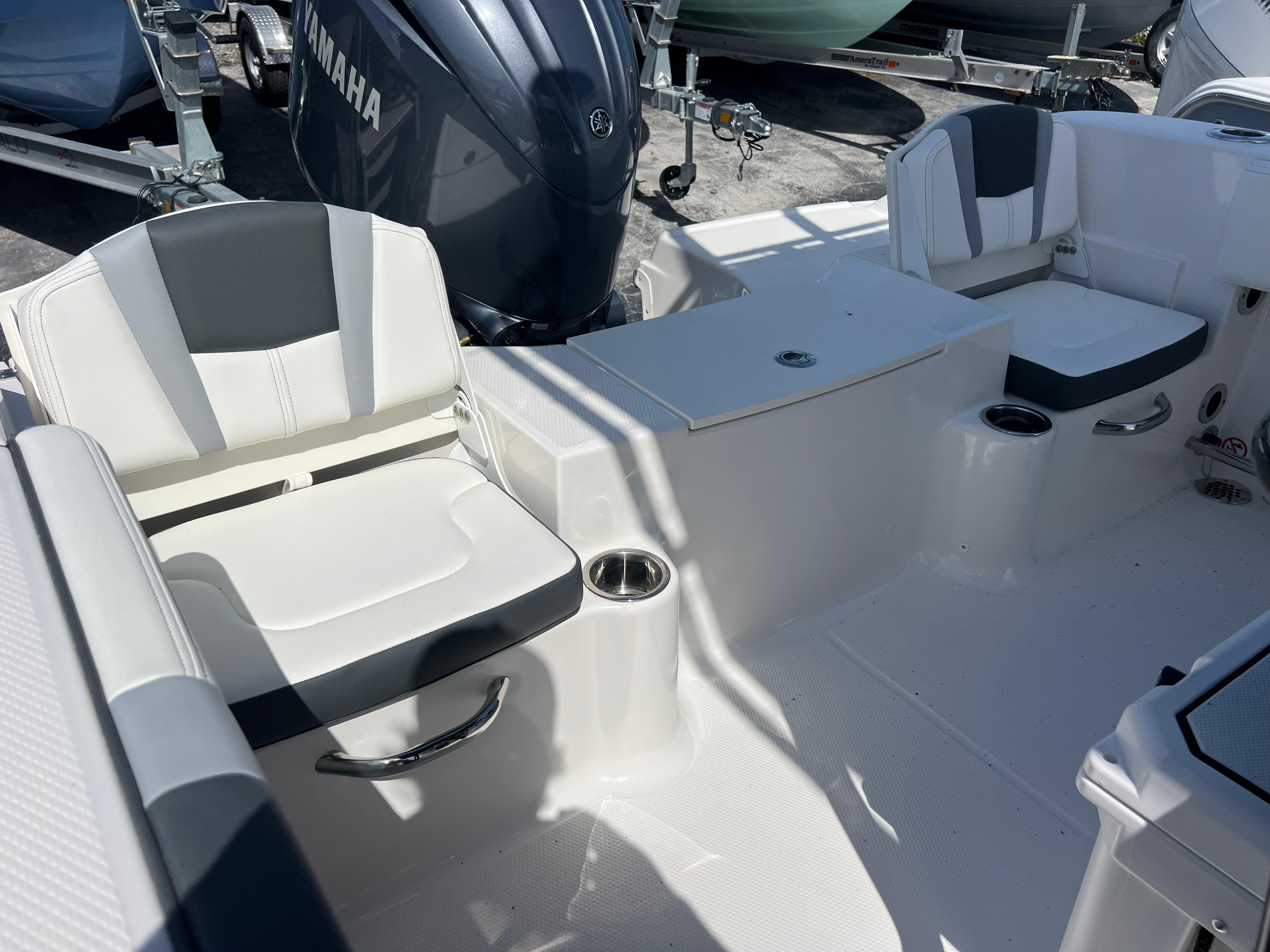2025 Robalo R200 Center Console-21