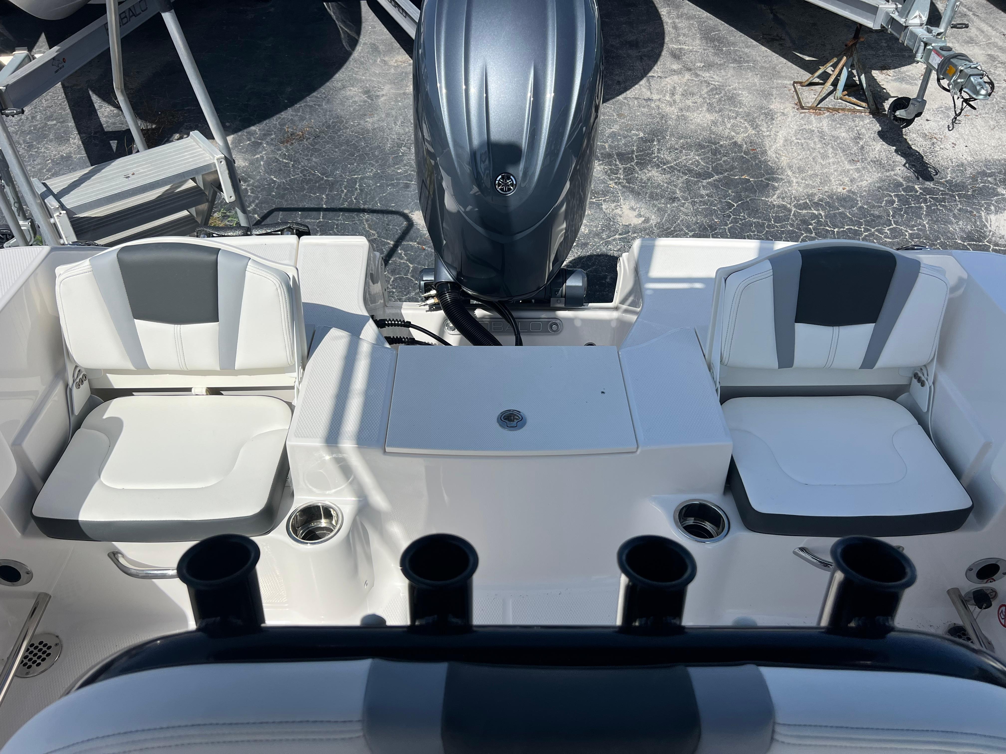 2025 Robalo R200 Center Console-22