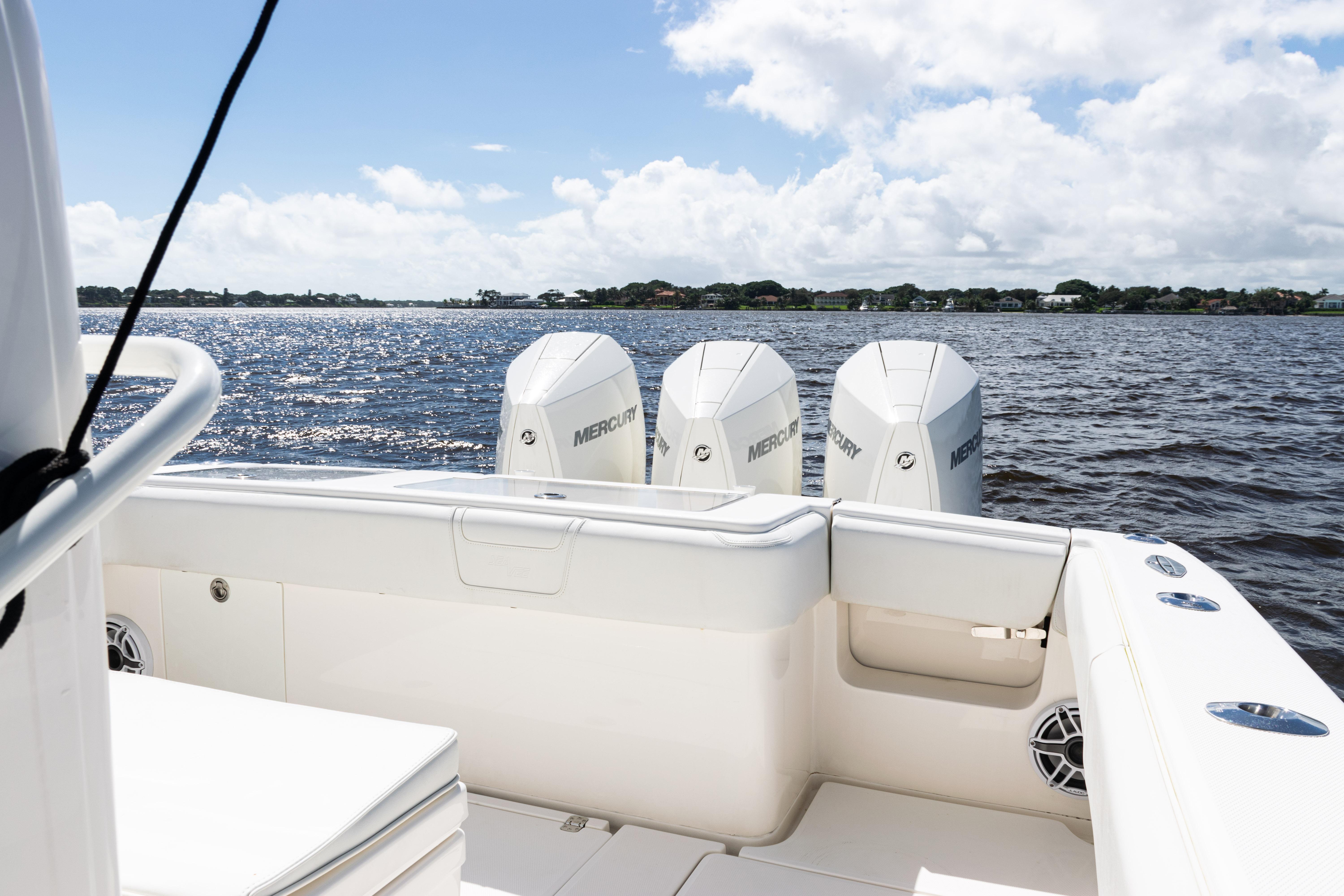 2023です SeaVee 340Z 2023 | HMY Yachts