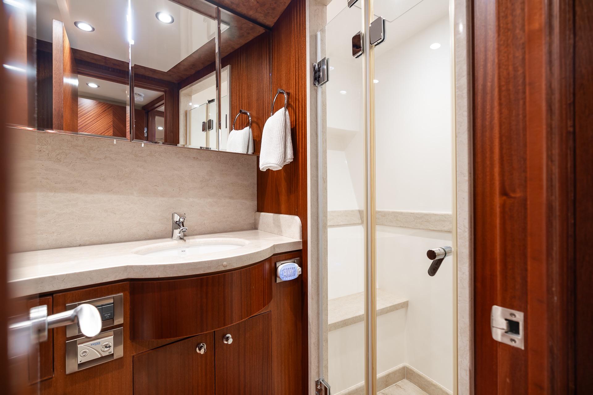 2013 Ocean Alexander 72 